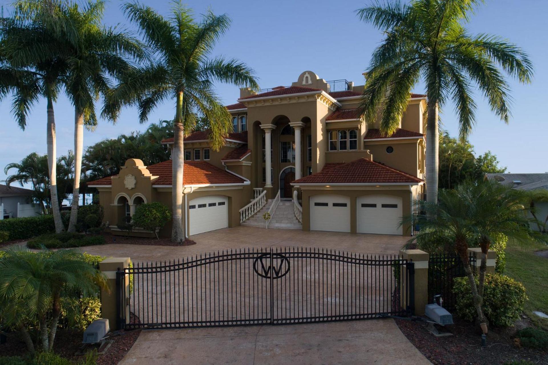 Luxury Riverfront 3-story With Bar, Gym, And Heated Pool - The Winslet Estate *