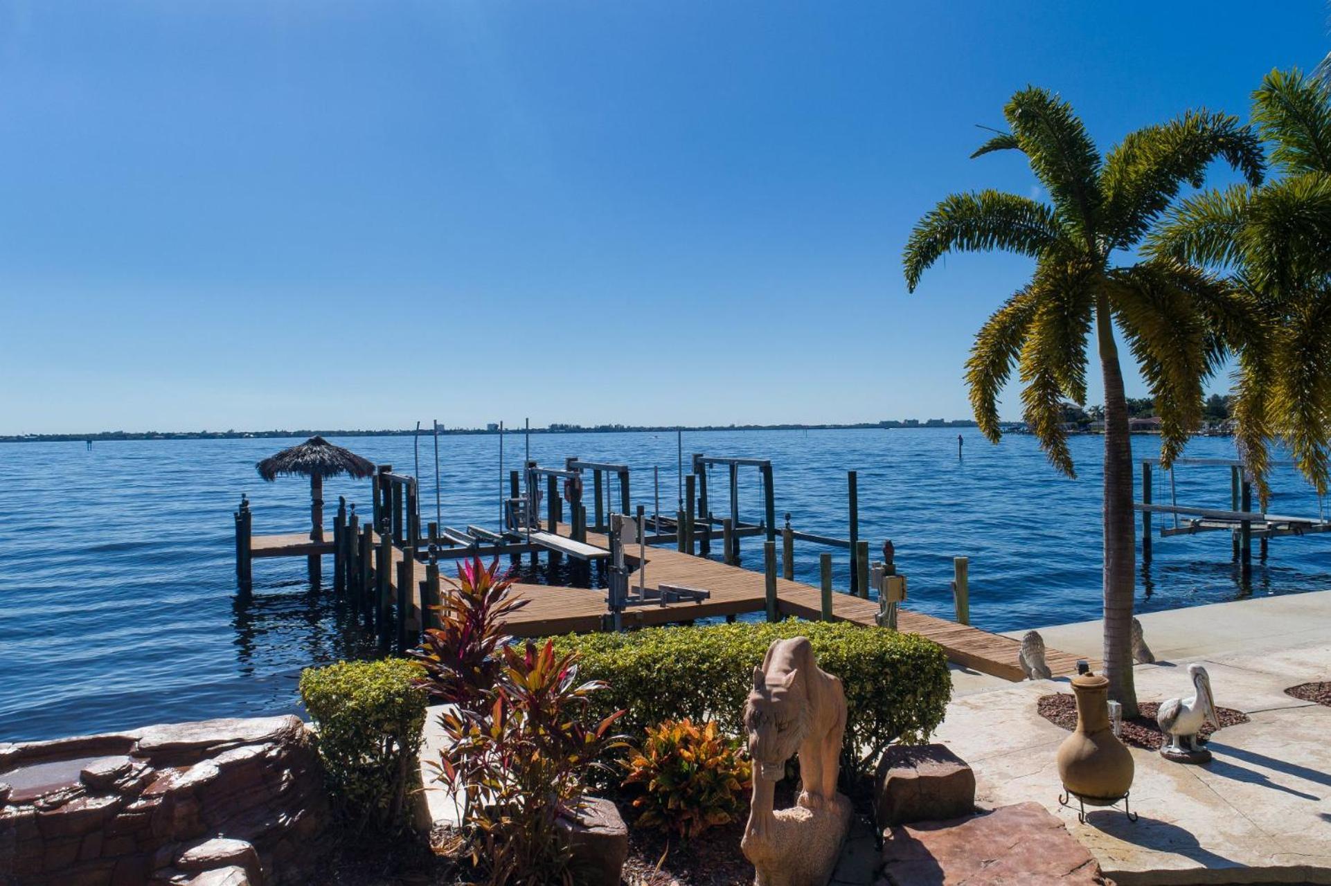 Luxury Riverfront 3-story With Bar, Gym, And Heated Pool - The Winslet Estate Cape Coral