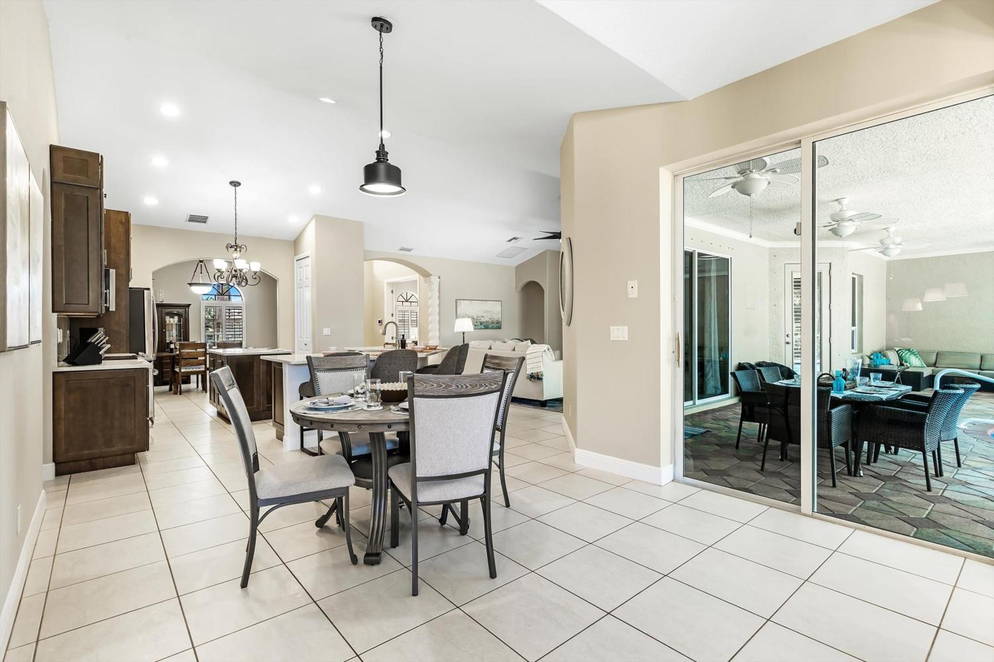 Fully-fenced Electric-heated Oversized Pool With Lots Of Privacy - Villa *