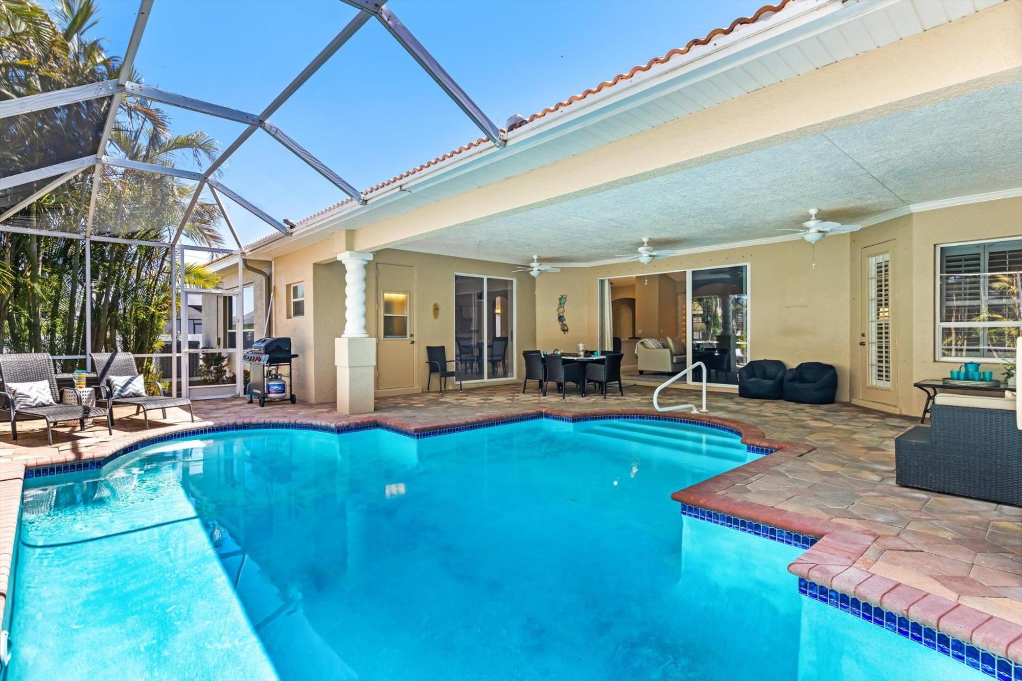 Fully-fenced Electric-heated Oversized Pool With Lots Of Privacy - Villa
