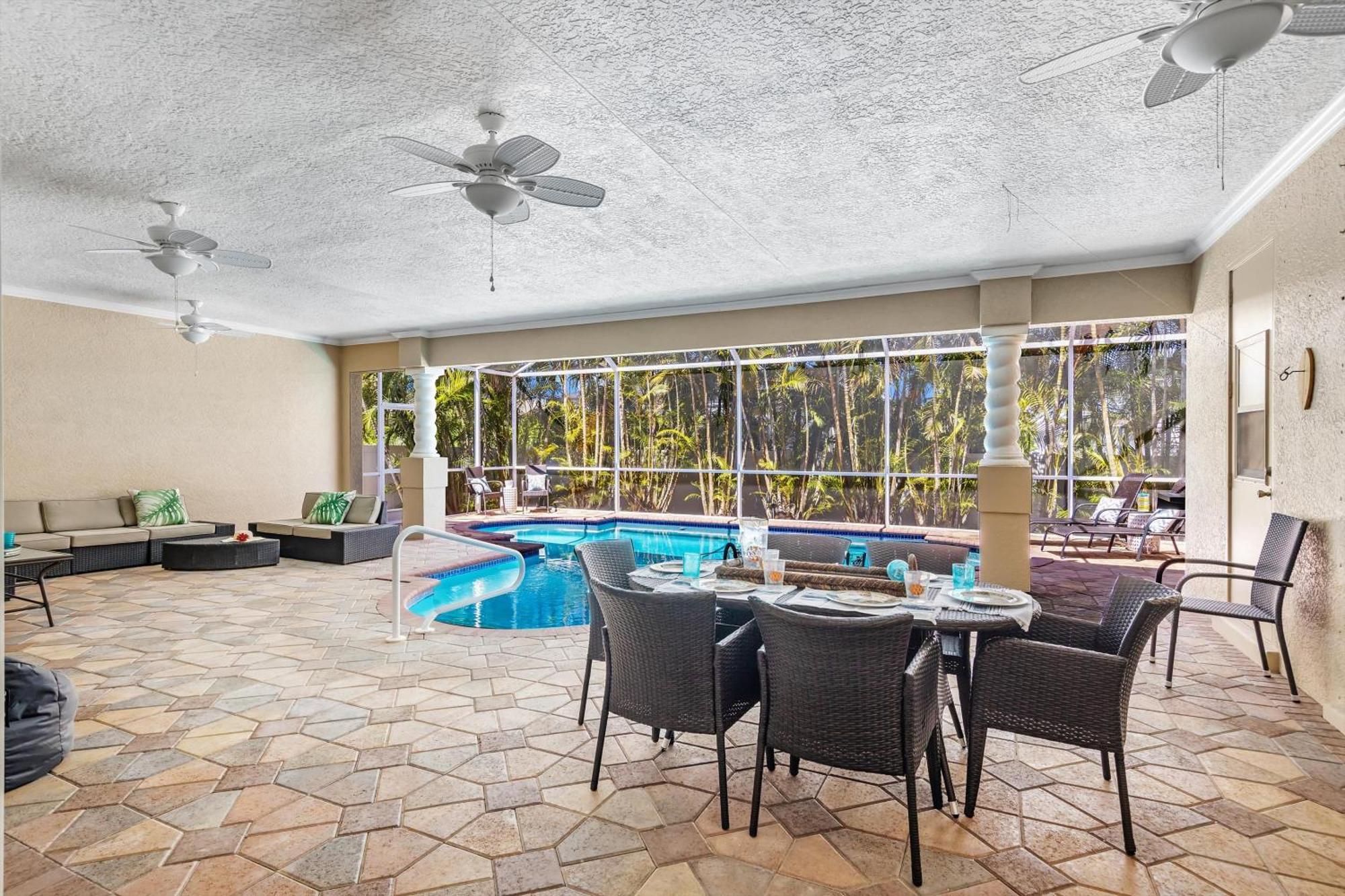 Fully-fenced Electric-heated Oversized Pool With Lots Of Privacy - Villa *