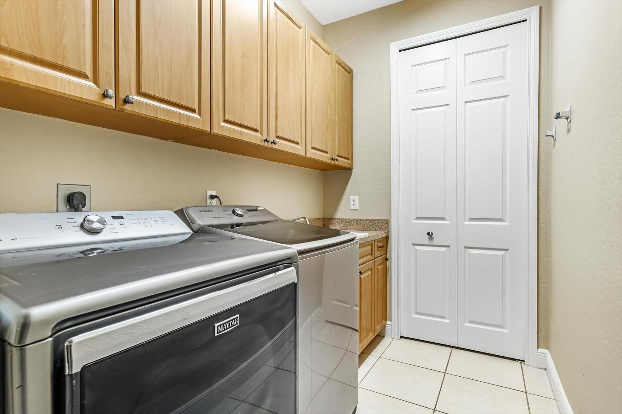 Fully-fenced Electric-heated Oversized Pool With Lots Of Privacy - Villa Cape Coral