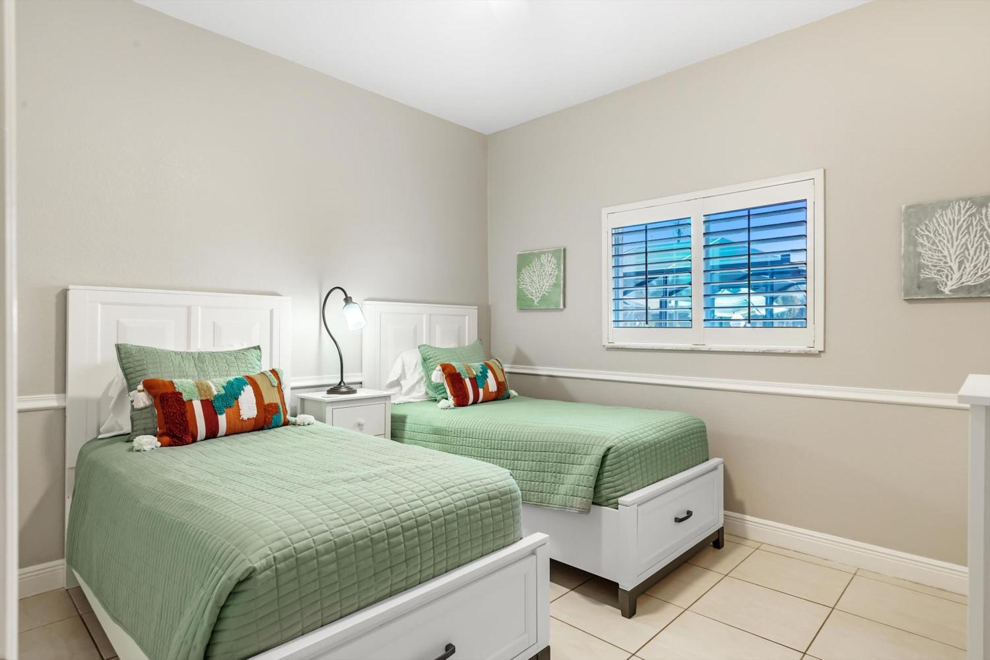 Villa Fully-fenced Electric-heated Oversized Pool With Lots Of Privacy -