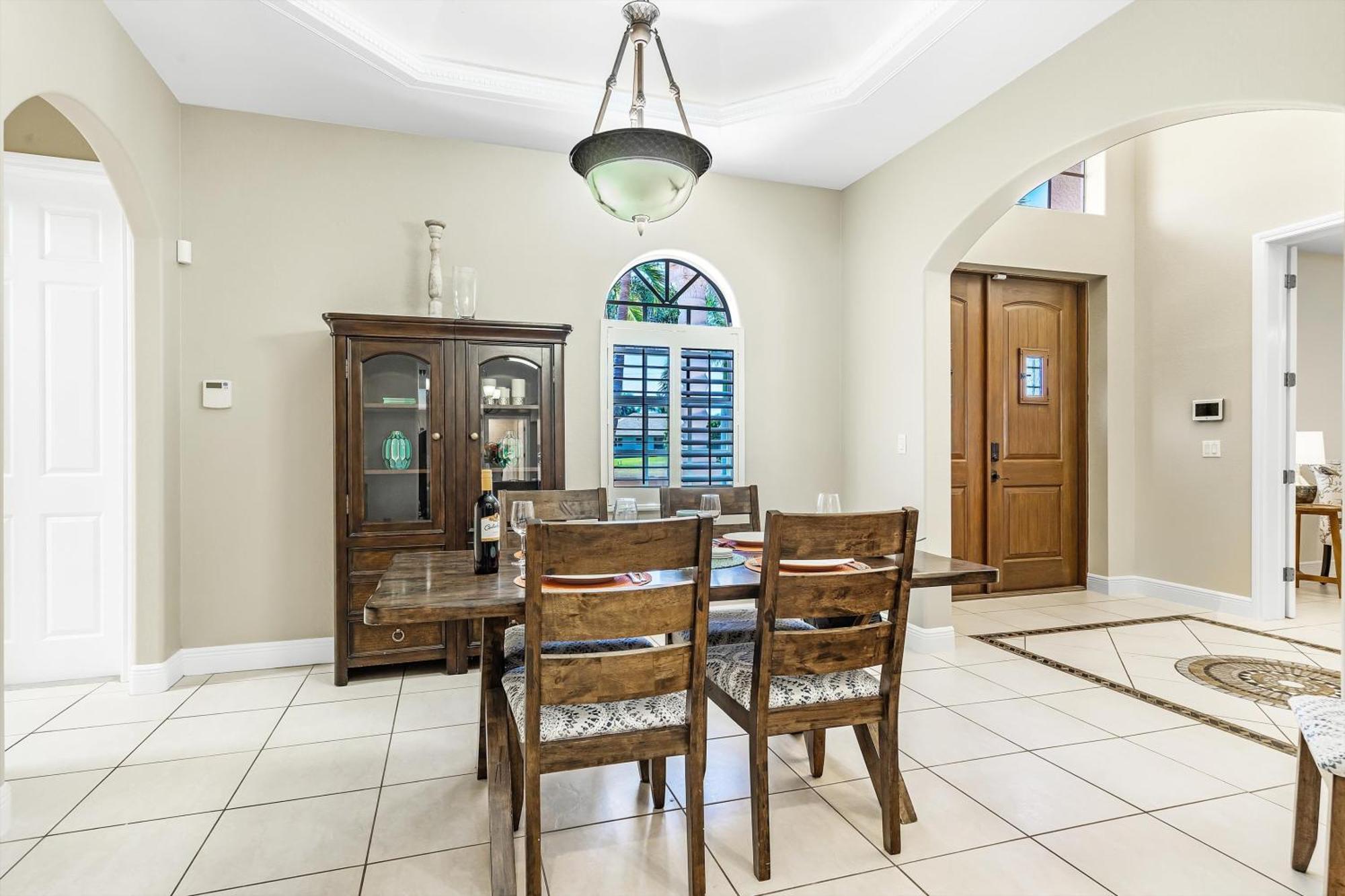 Villa Fully-fenced Electric-heated Oversized Pool With Lots Of Privacy - *