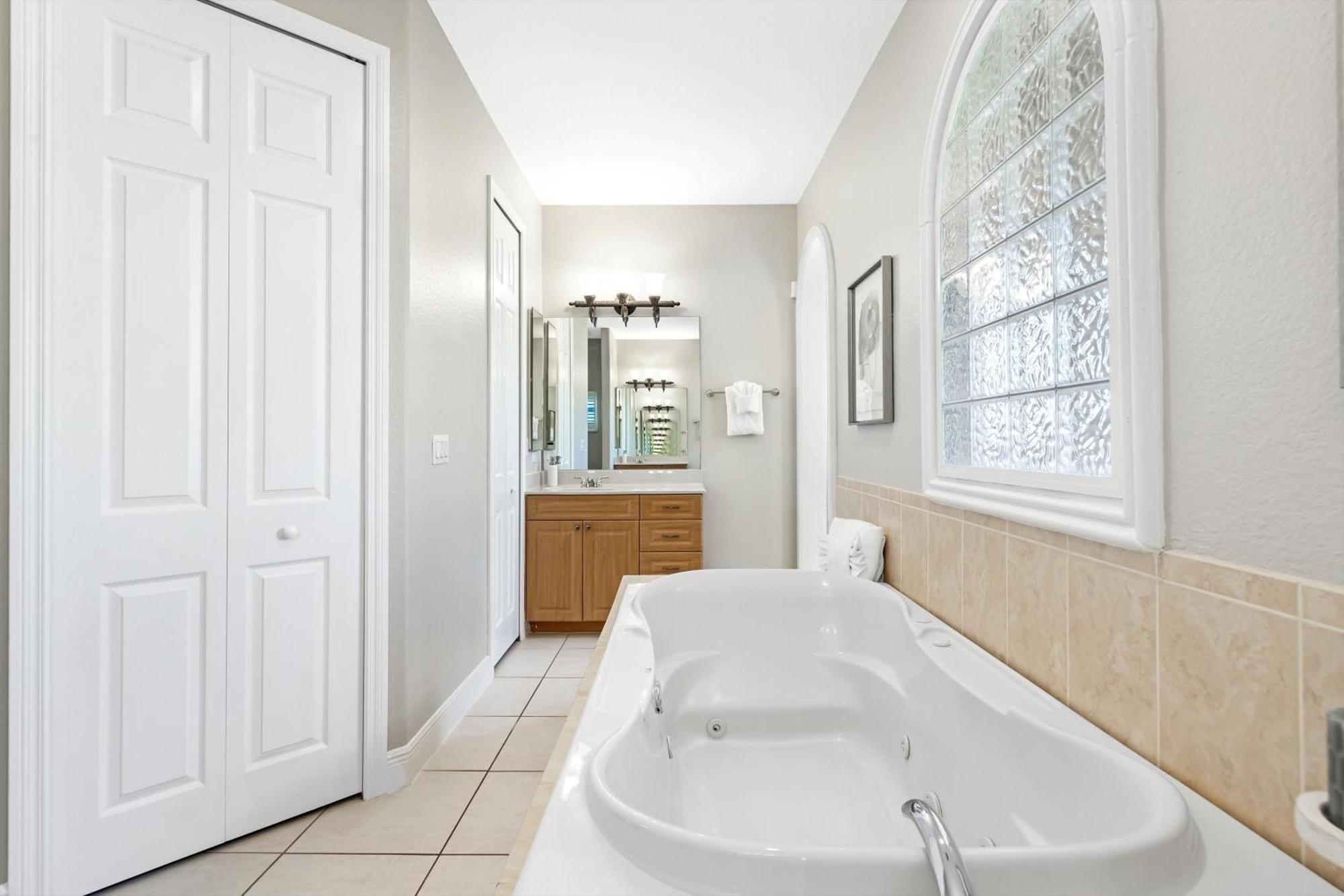 Villa Fully-fenced Electric-heated Oversized Pool With Lots Of Privacy -