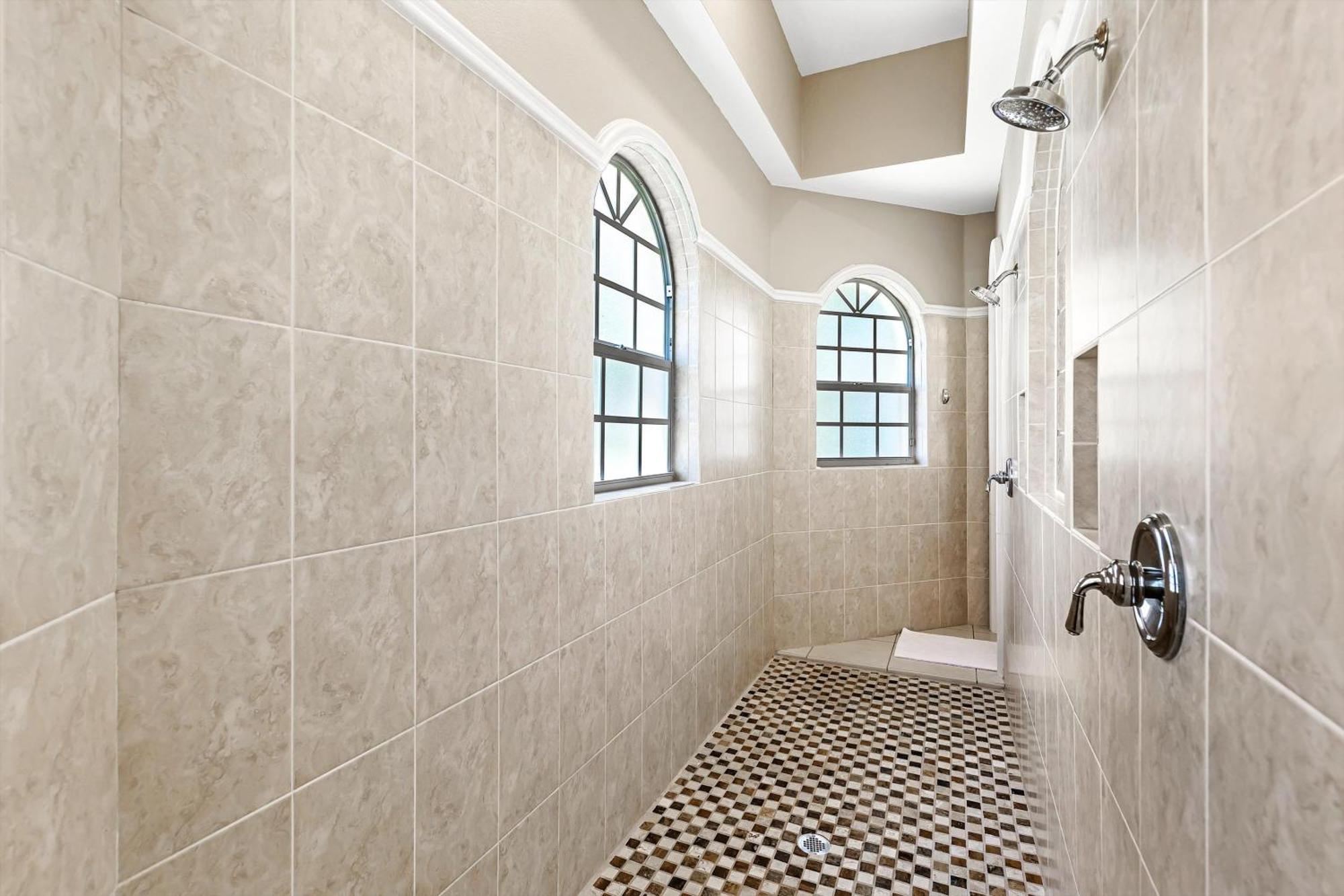 Fully-fenced Electric-heated Oversized Pool With Lots Of Privacy - Villa