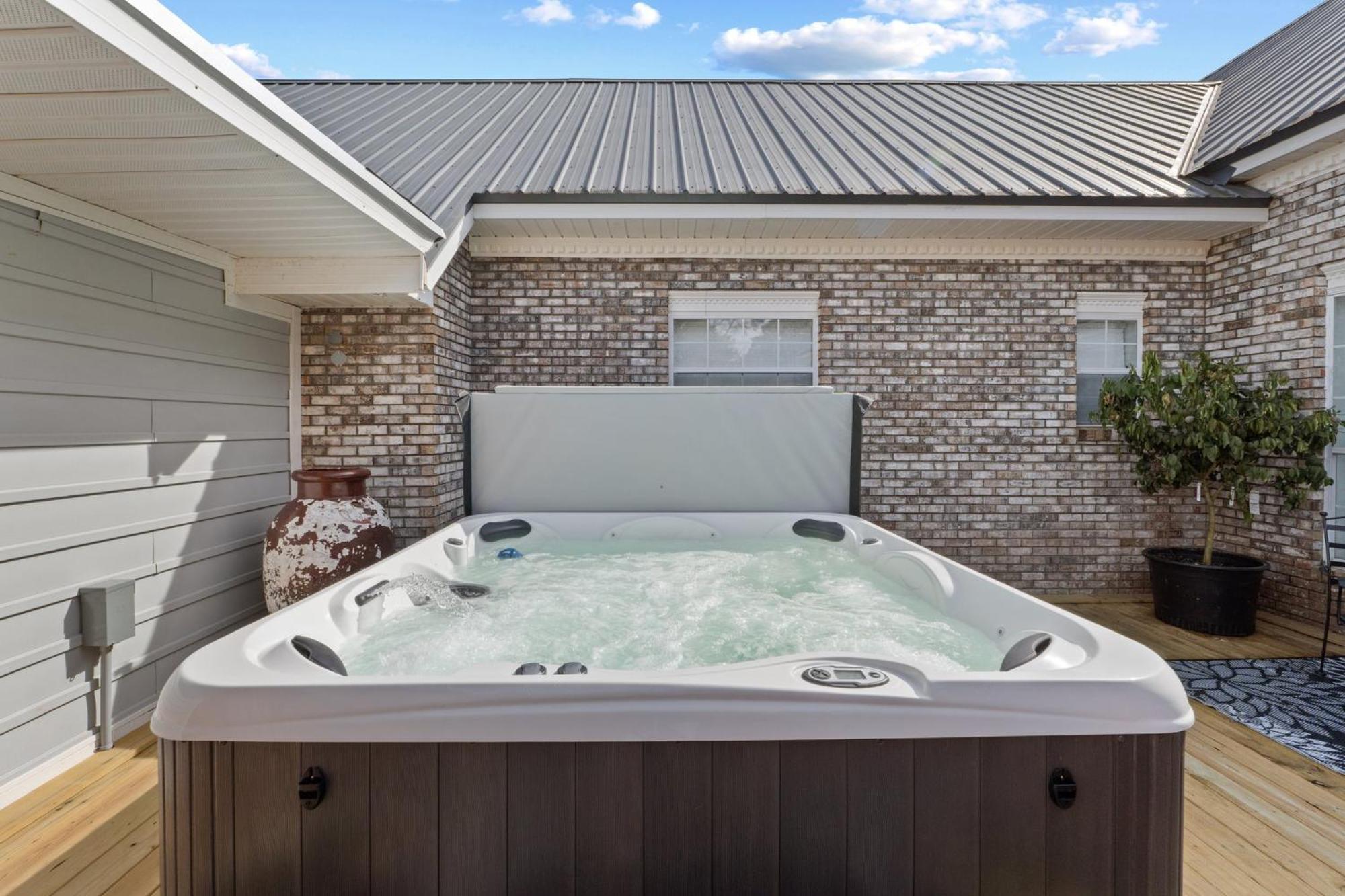 Relaxing Retreat Pool, Spa, Art Studio, Breakfast Guest house Chipley