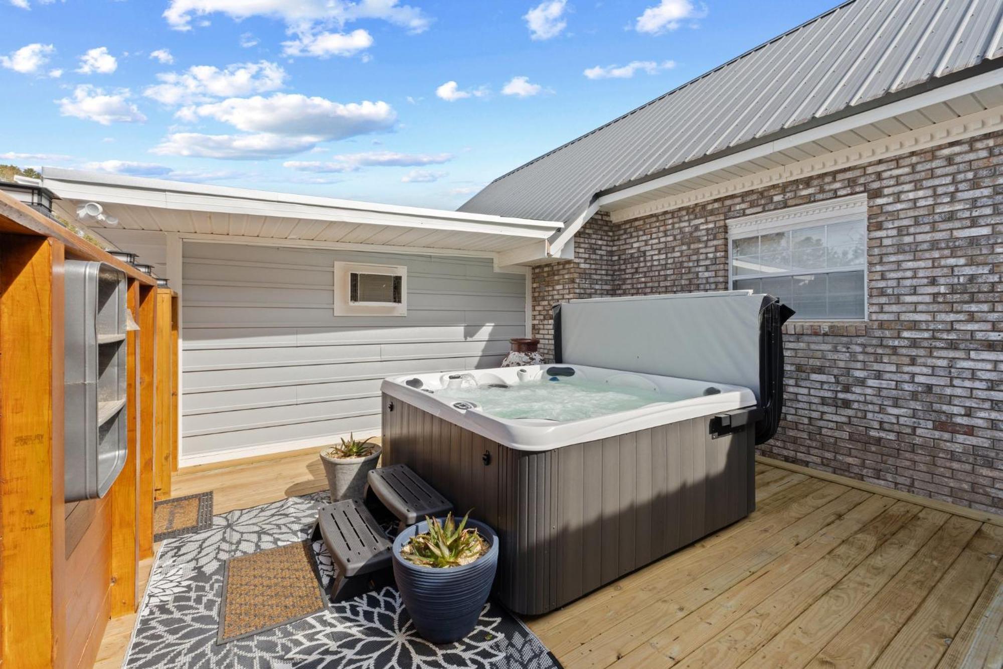 Relaxing Retreat Pool, Spa, Art Studio, Breakfast Guest house Chipley