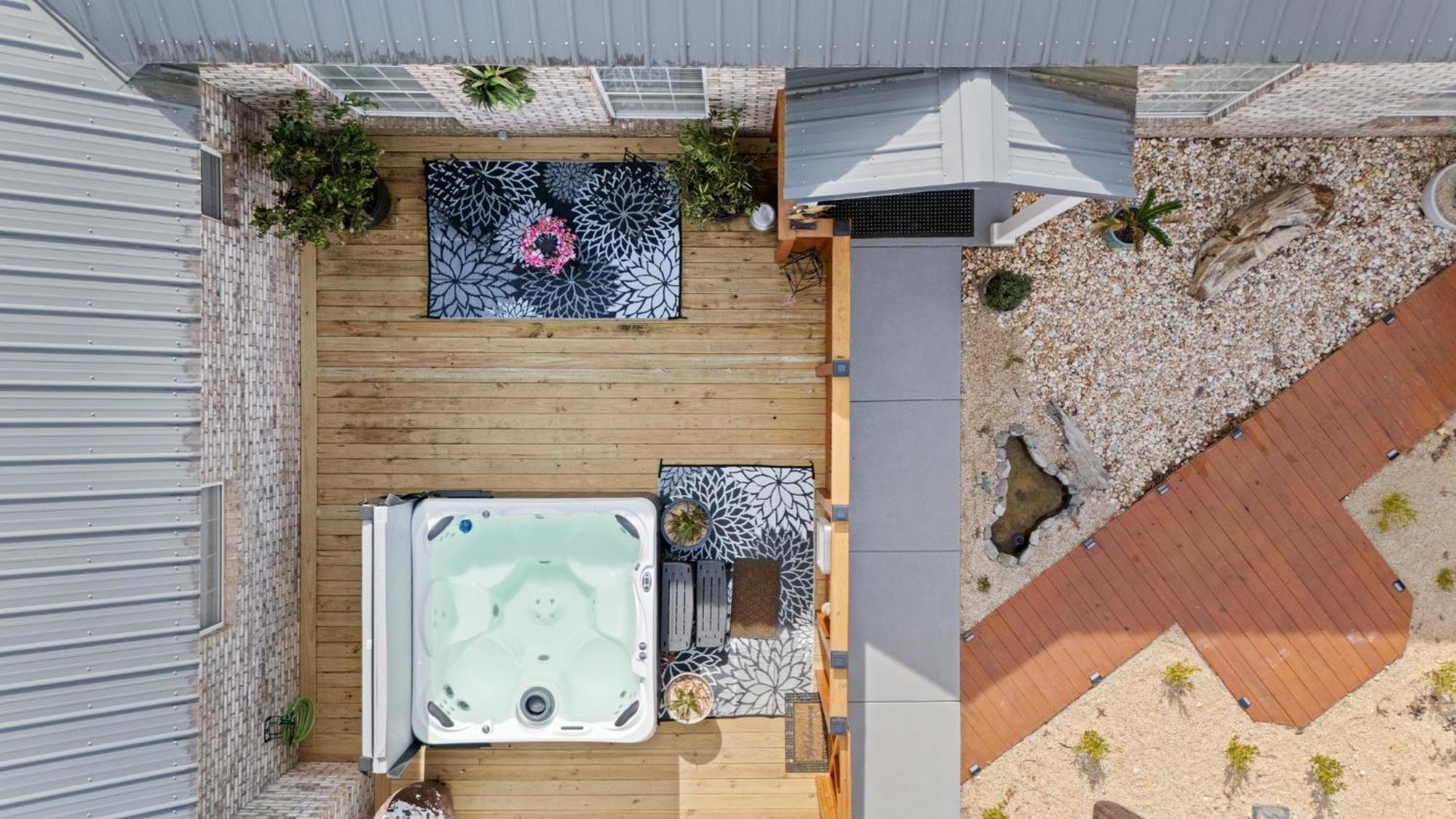 Relaxing Retreat Pool, Spa, Art Studio, Breakfast Guest house Chipley