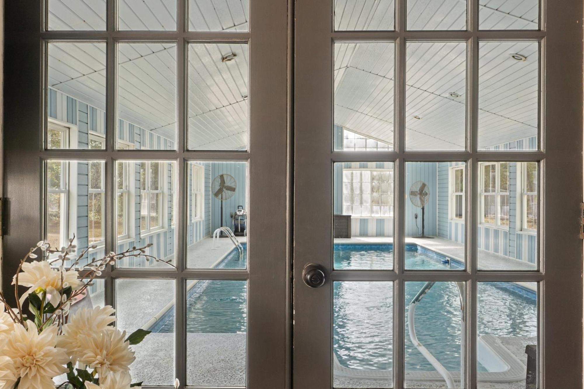 Relaxing Retreat Pool, Spa, Art Studio, Breakfast Guest house Chipley