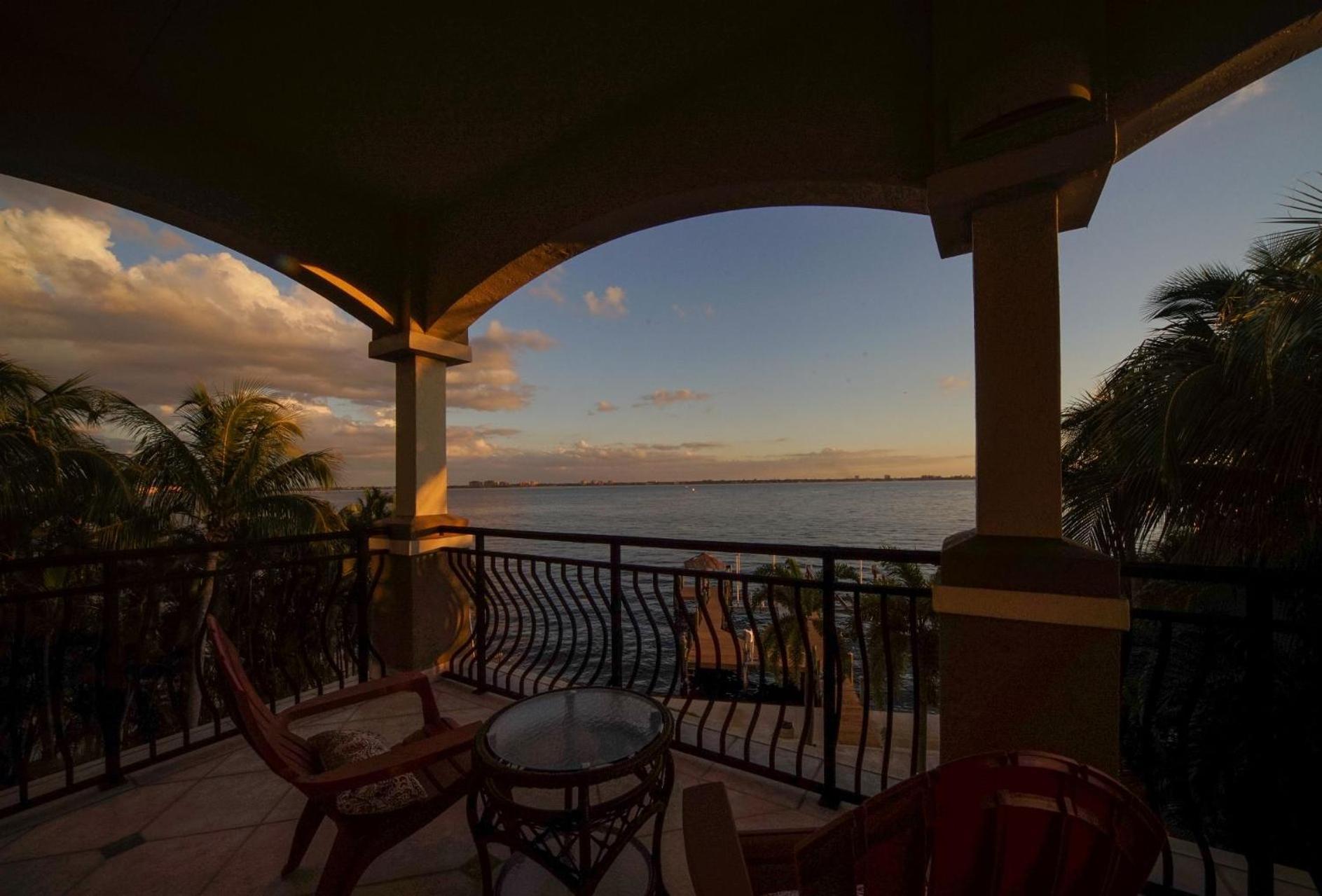 Villa Luxury Riverfront 3-story With Bar, Gym, And Heated Pool - The Winslet Estate Cape Coral