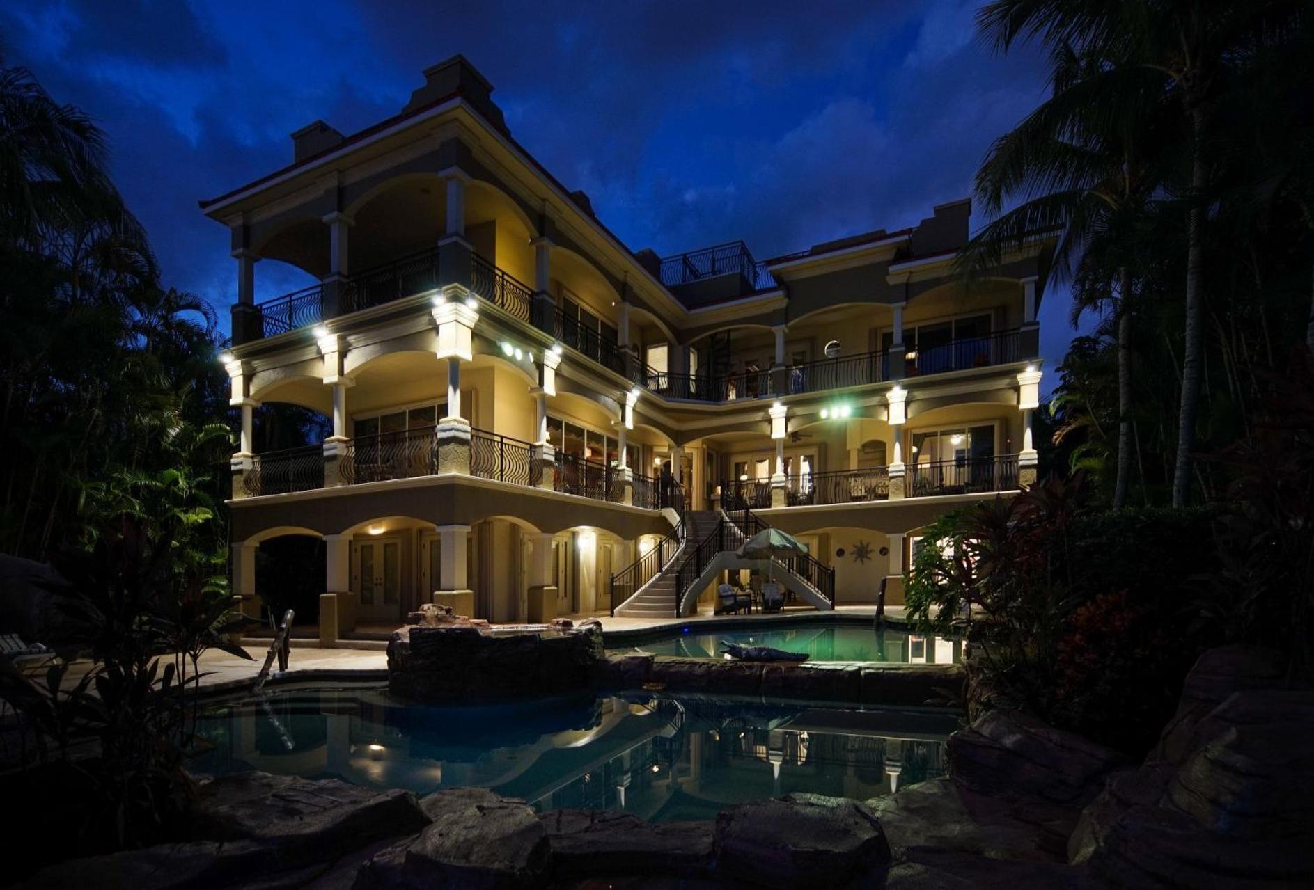 Luxury Riverfront 3-story With Bar, Gym, And Heated Pool - The Winslet Estate *