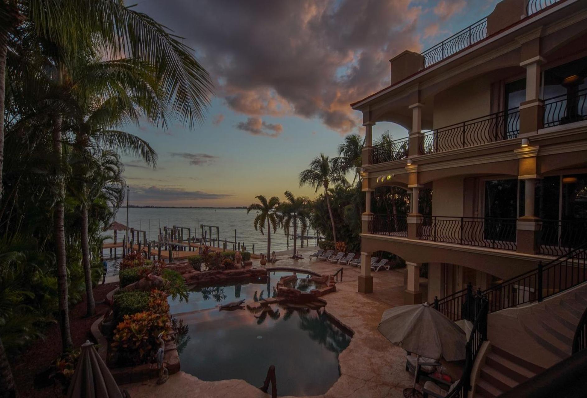 Luxury Riverfront 3-story With Bar, Gym, And Heated Pool - The Winslet Estate Villa