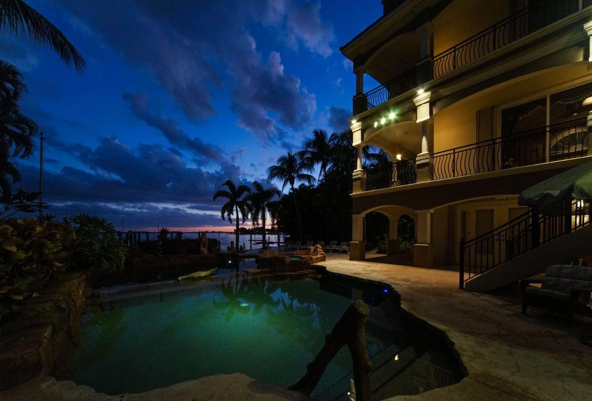 Luxury Riverfront 3-story With Bar, Gym, And Heated Pool - The Winslet Estate *