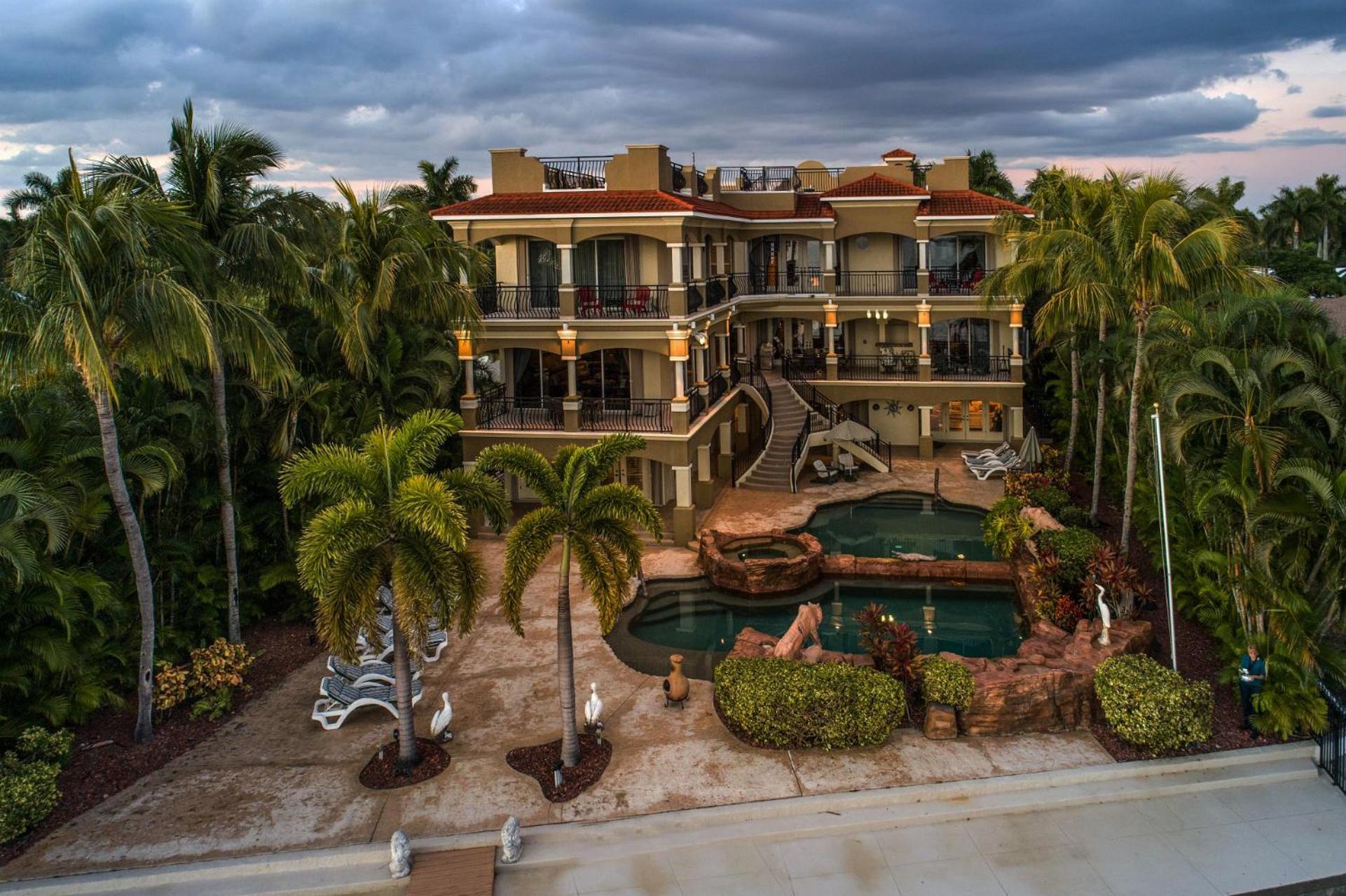 Luxury Riverfront 3-story With Bar, Gym, And Heated Pool - The Winslet Estate