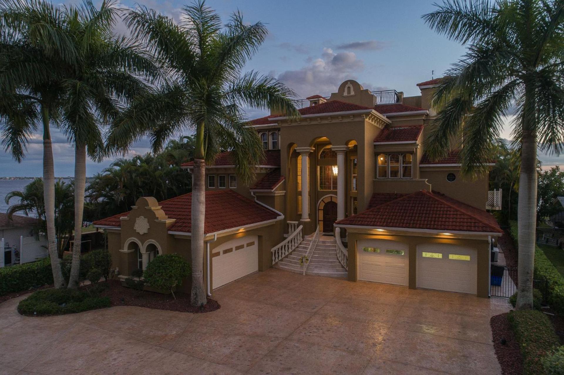 Luxury Riverfront 3-story With Bar, Gym, And Heated Pool - The Winslet Estate Villa