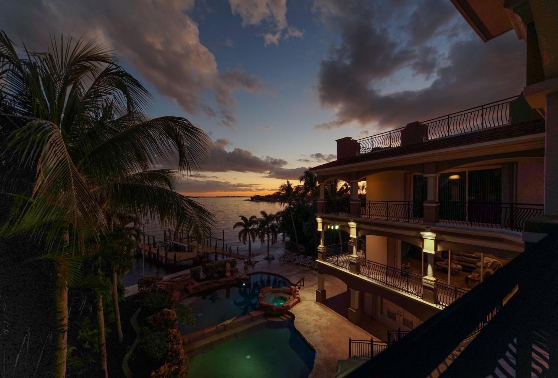 Villa Luxury Riverfront 3-story With Bar, Gym, And Heated Pool - The Winslet Estate *