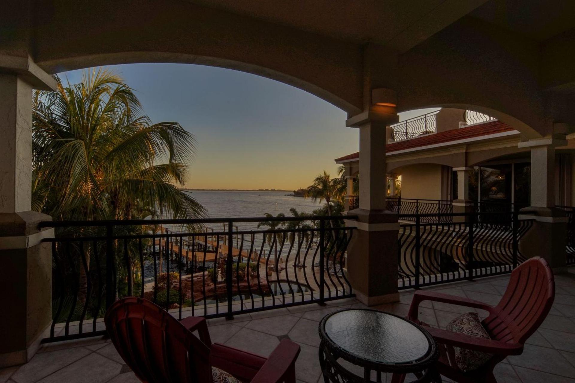 Luxury Riverfront 3-story With Bar, Gym, And Heated Pool - The Winslet Estate Villa Cape Coral