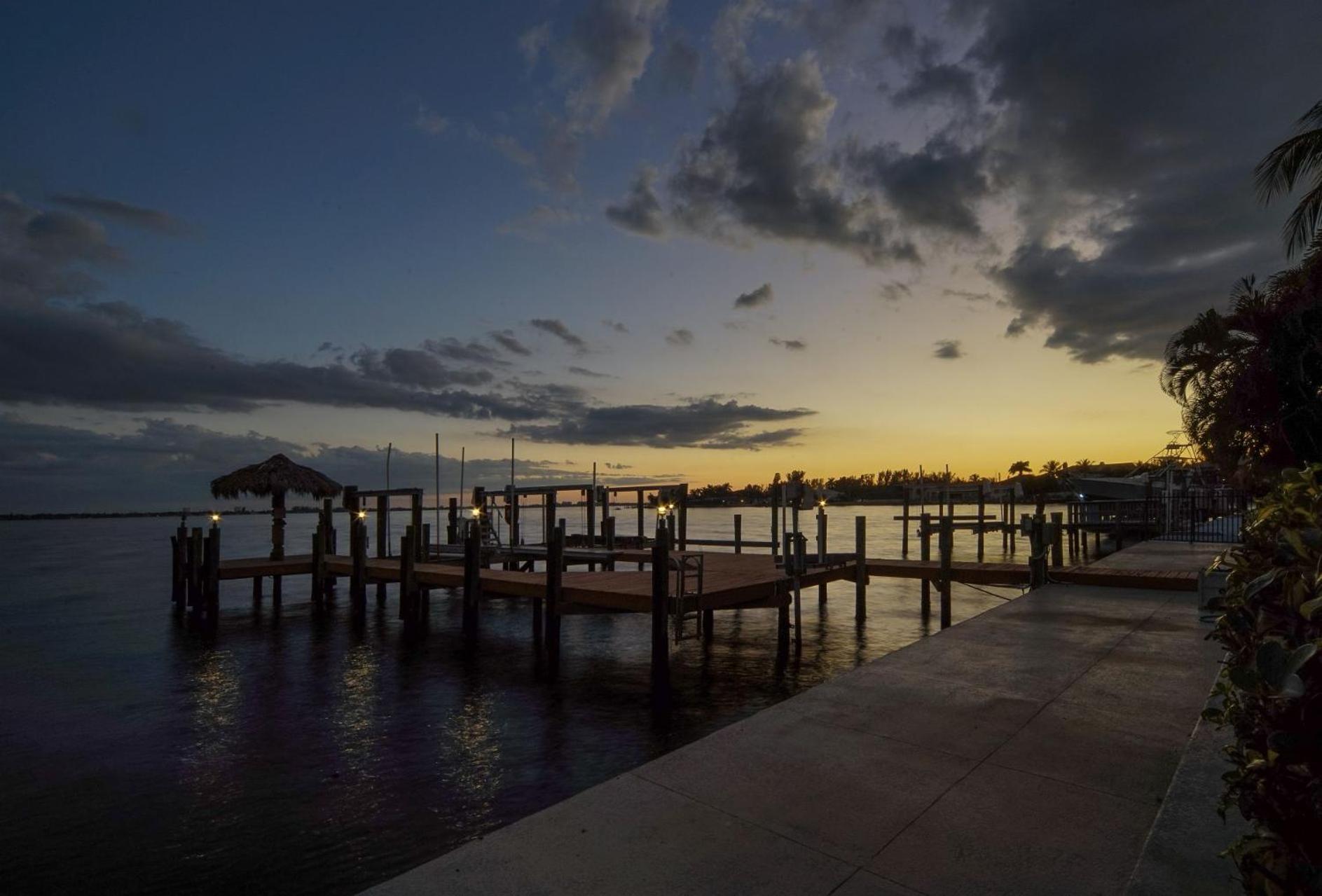 Villa Luxury Riverfront 3-story With Bar, Gym, And Heated Pool - The Winslet Estate Cape Coral
