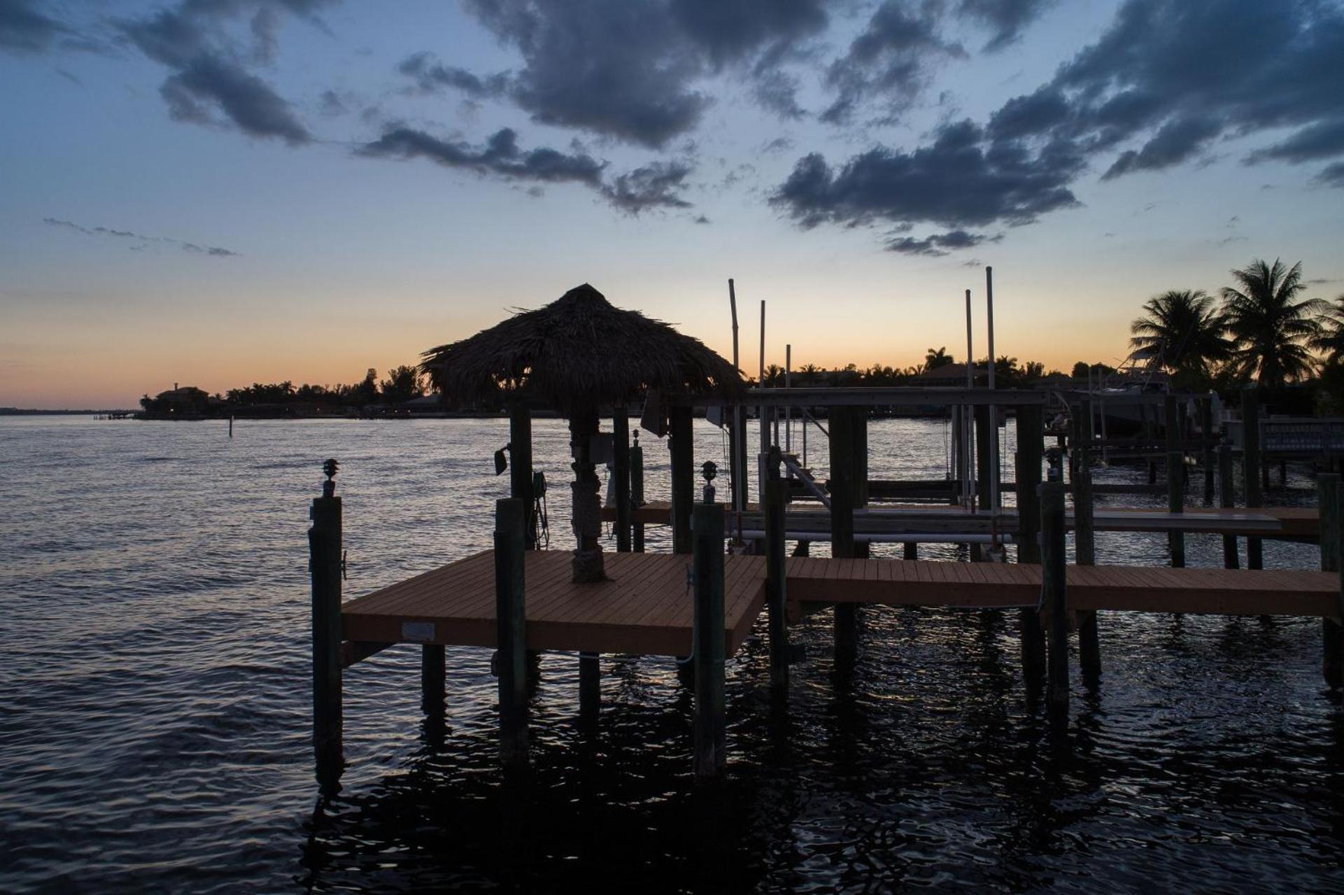 Luxury Riverfront 3-story With Bar, Gym, And Heated Pool - The Winslet Estate