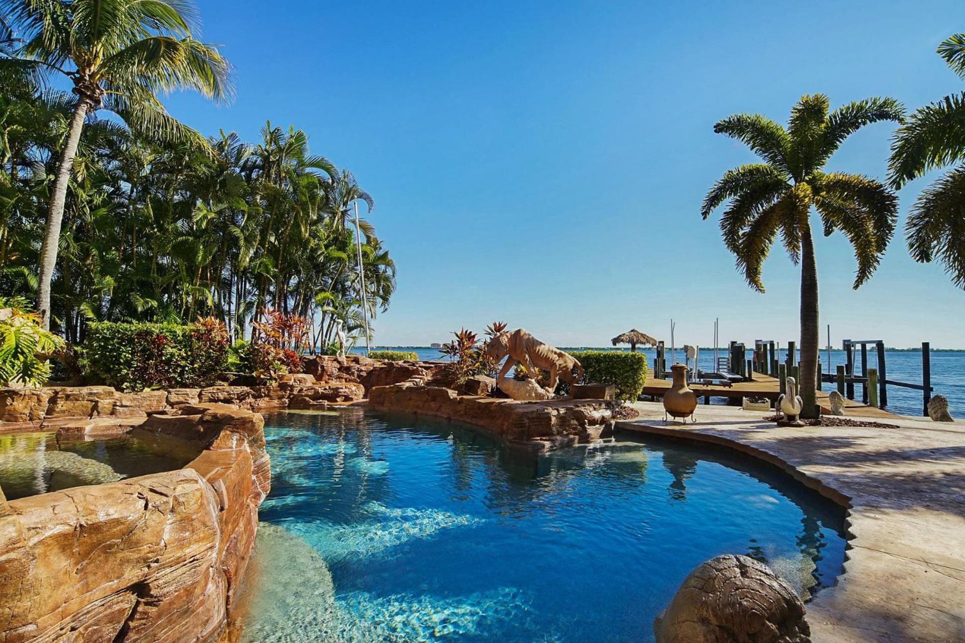 Villa Luxury Riverfront 3-story With Bar, Gym, And Heated Pool - The Winslet Estate