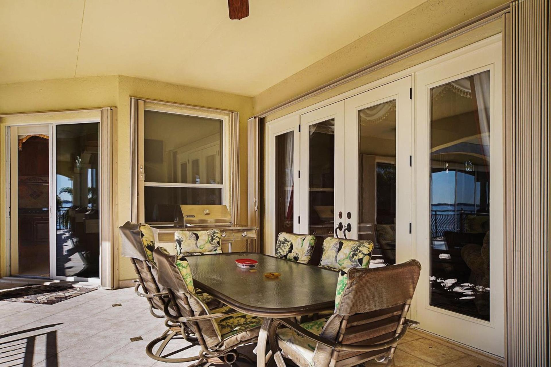 Luxury Riverfront 3-story With Bar, Gym, And Heated Pool - The Winslet Estate