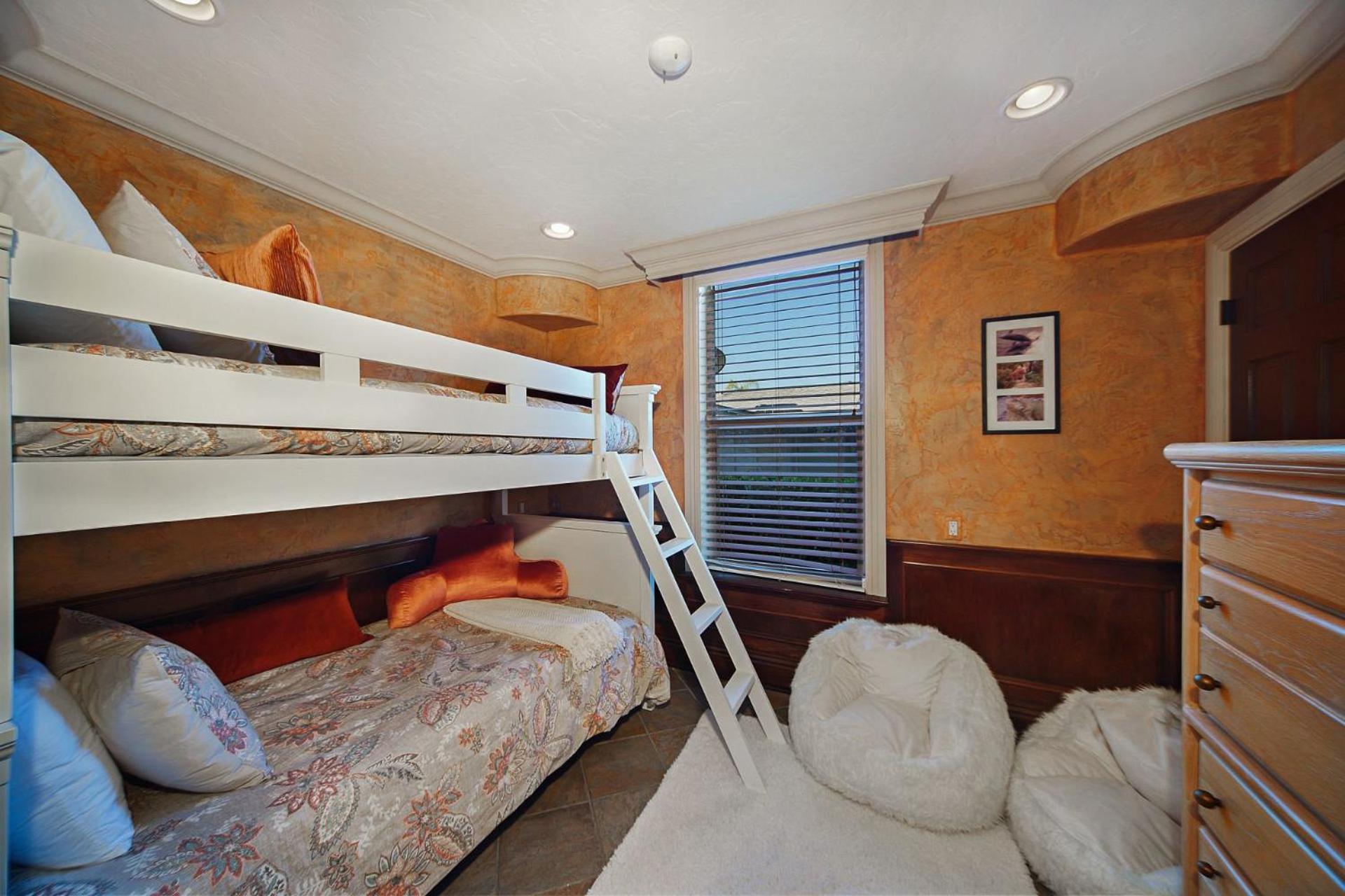 Luxury Riverfront 3-story With Bar, Gym, And Heated Pool - The Winslet Estate Villa
