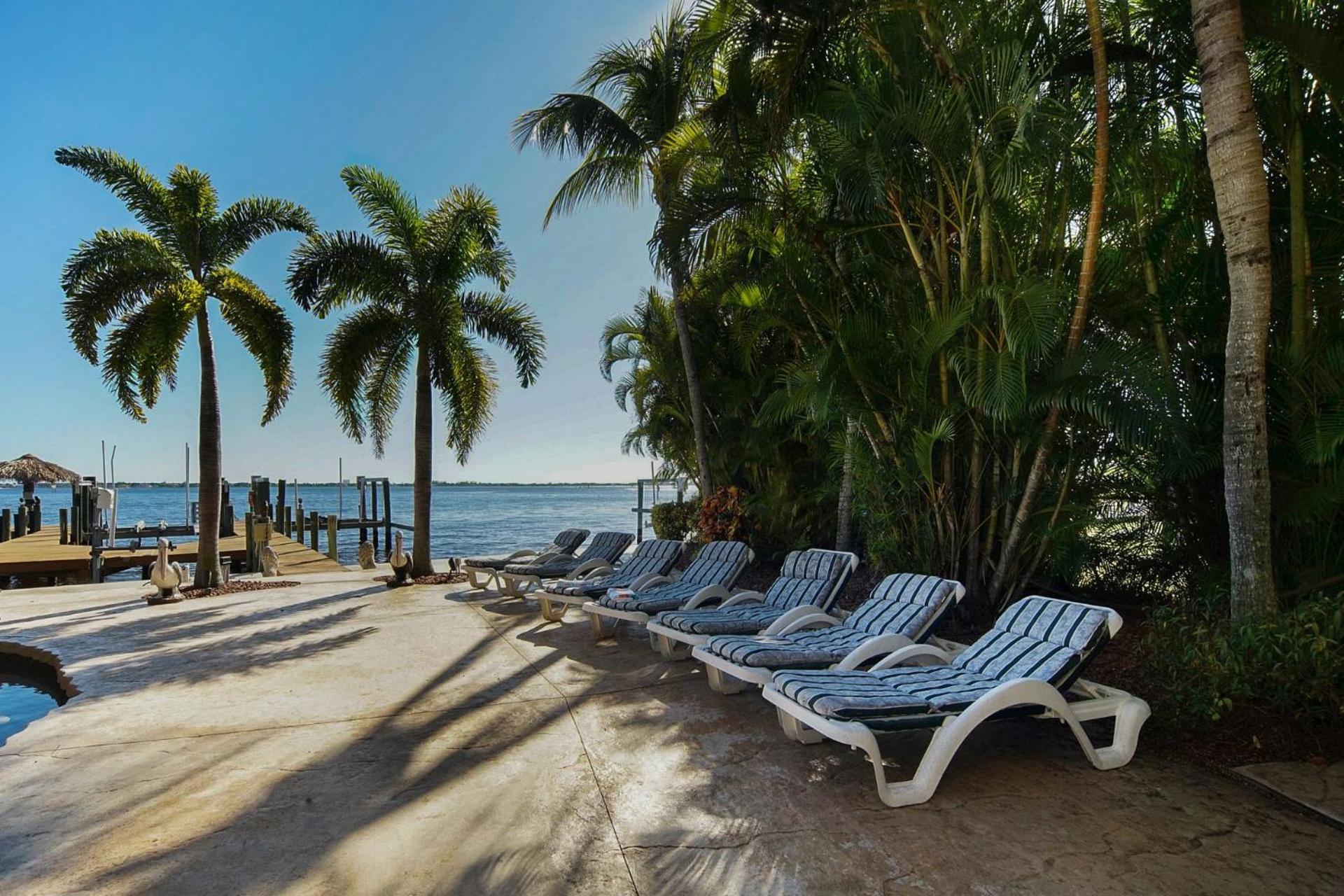 Luxury Riverfront 3-story With Bar, Gym, And Heated Pool - The Winslet Estate Villa Cape Coral