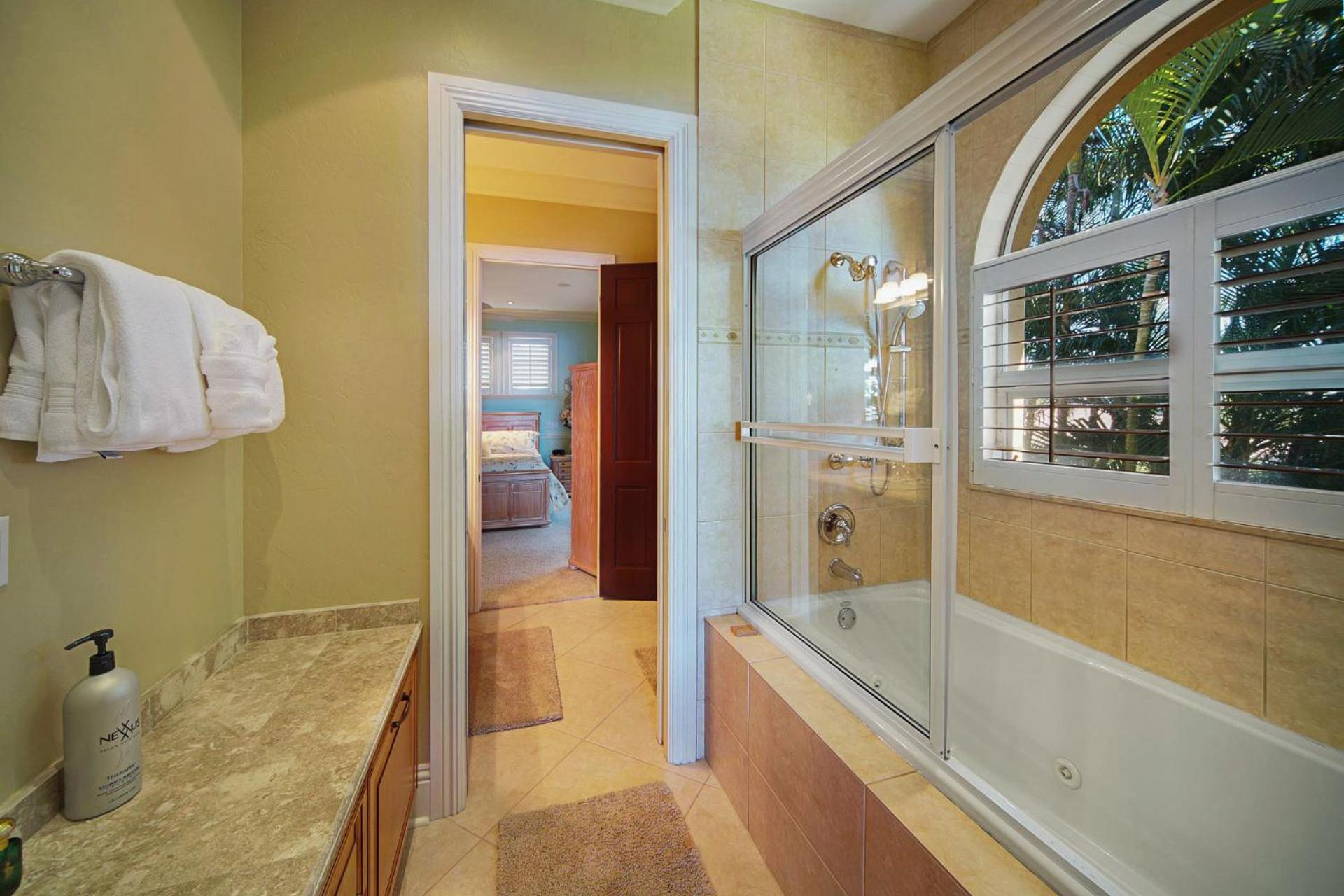 Villa Luxury Riverfront 3-story With Bar, Gym, And Heated Pool - The Winslet Estate Cape Coral