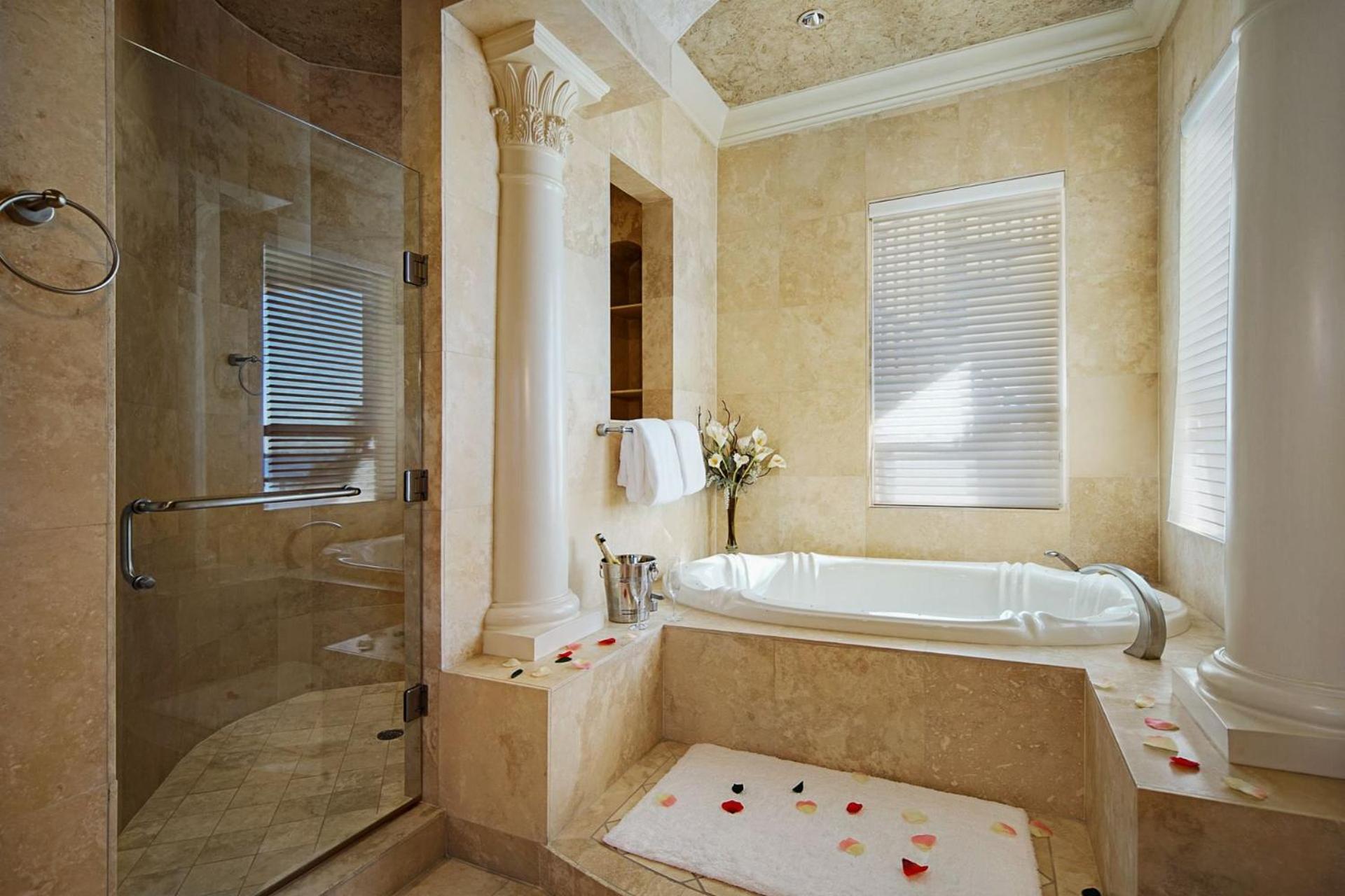 Luxury Riverfront 3-story With Bar, Gym, And Heated Pool - The Winslet Estate *