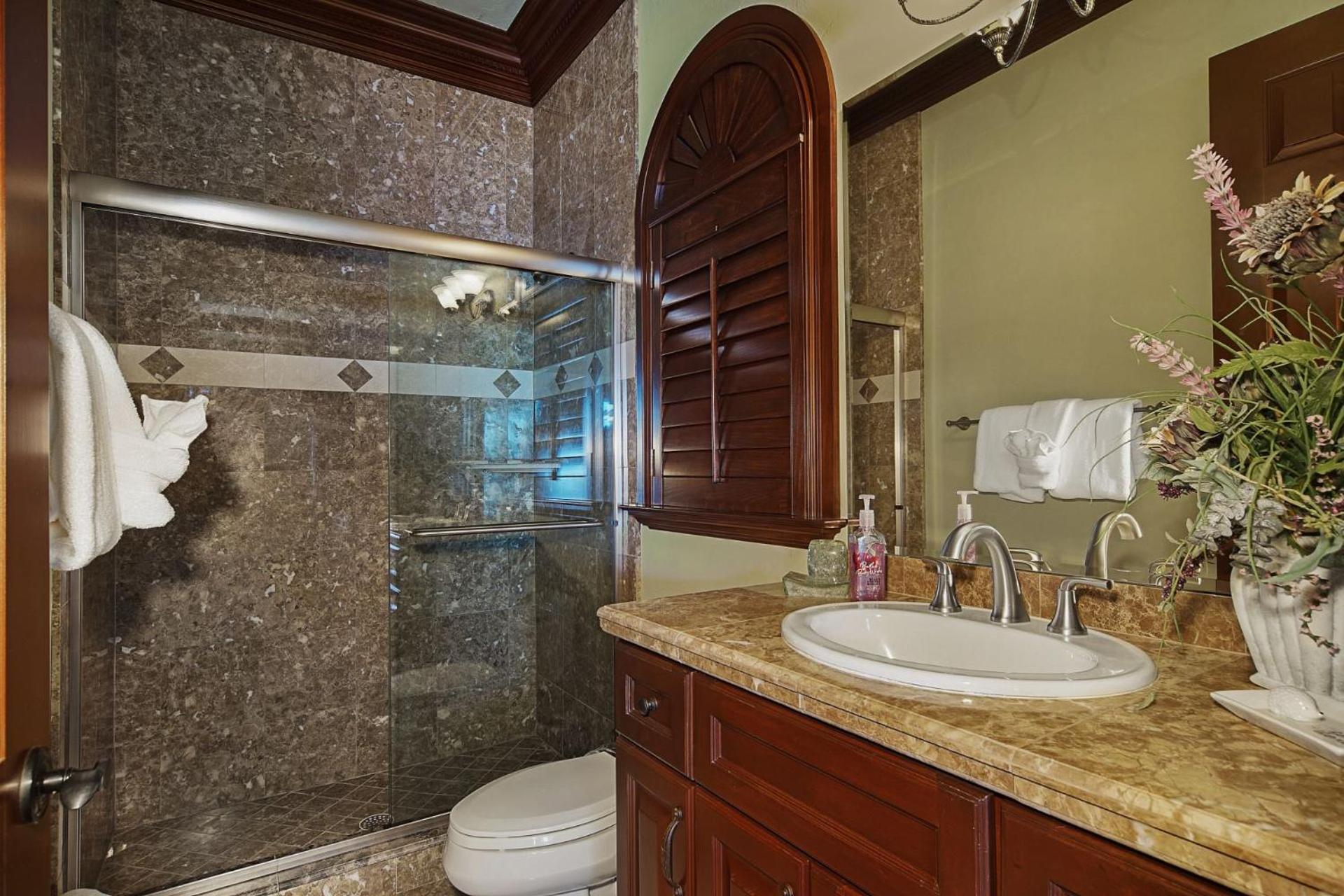 Luxury Riverfront 3-story With Bar, Gym, And Heated Pool - The Winslet Estate Cape Coral
