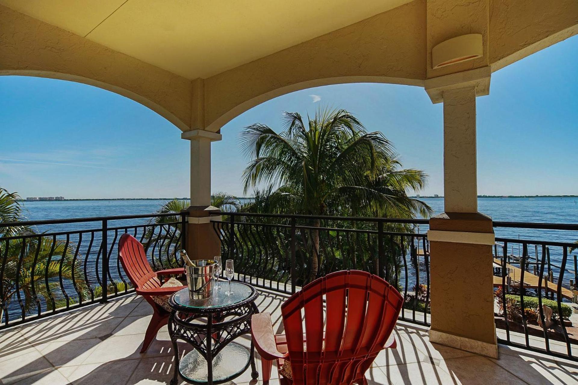 Villa Luxury Riverfront 3-story With Bar, Gym, And Heated Pool - The Winslet Estate *