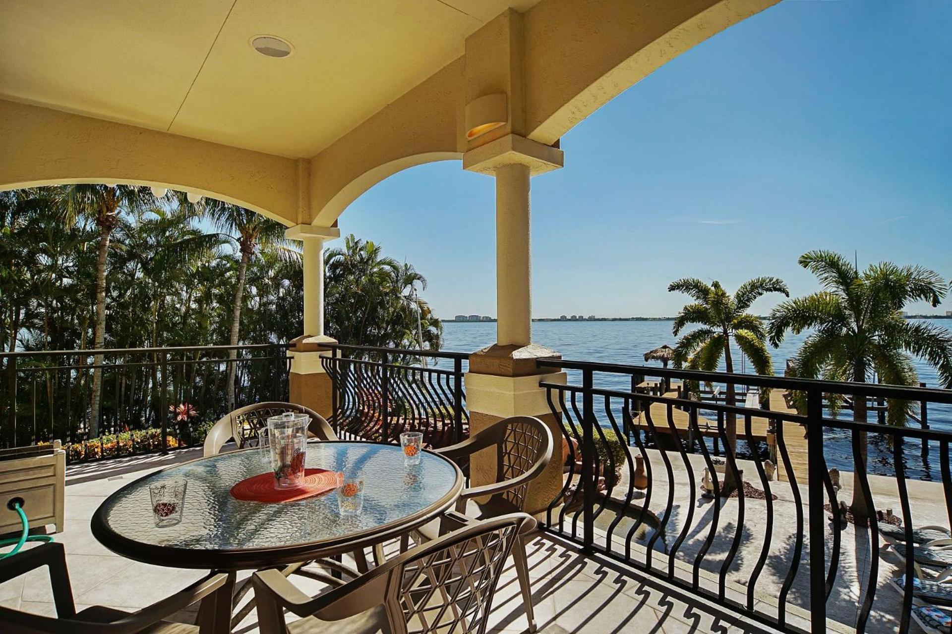Luxury Riverfront 3-story With Bar, Gym, And Heated Pool - The Winslet Estate *