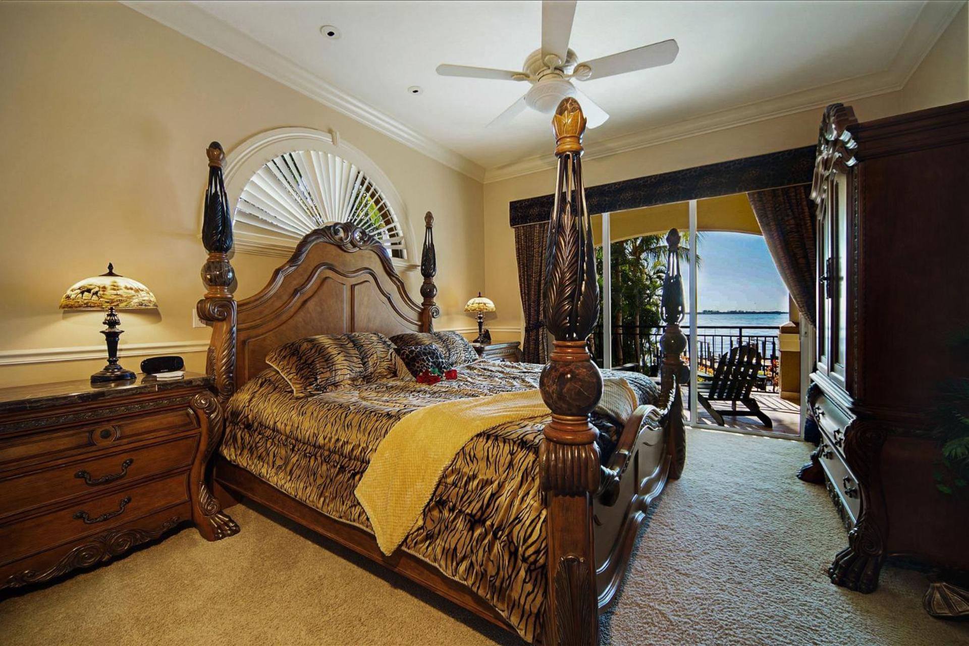 Luxury Riverfront 3-story With Bar, Gym, And Heated Pool - The Winslet Estate Cape Coral