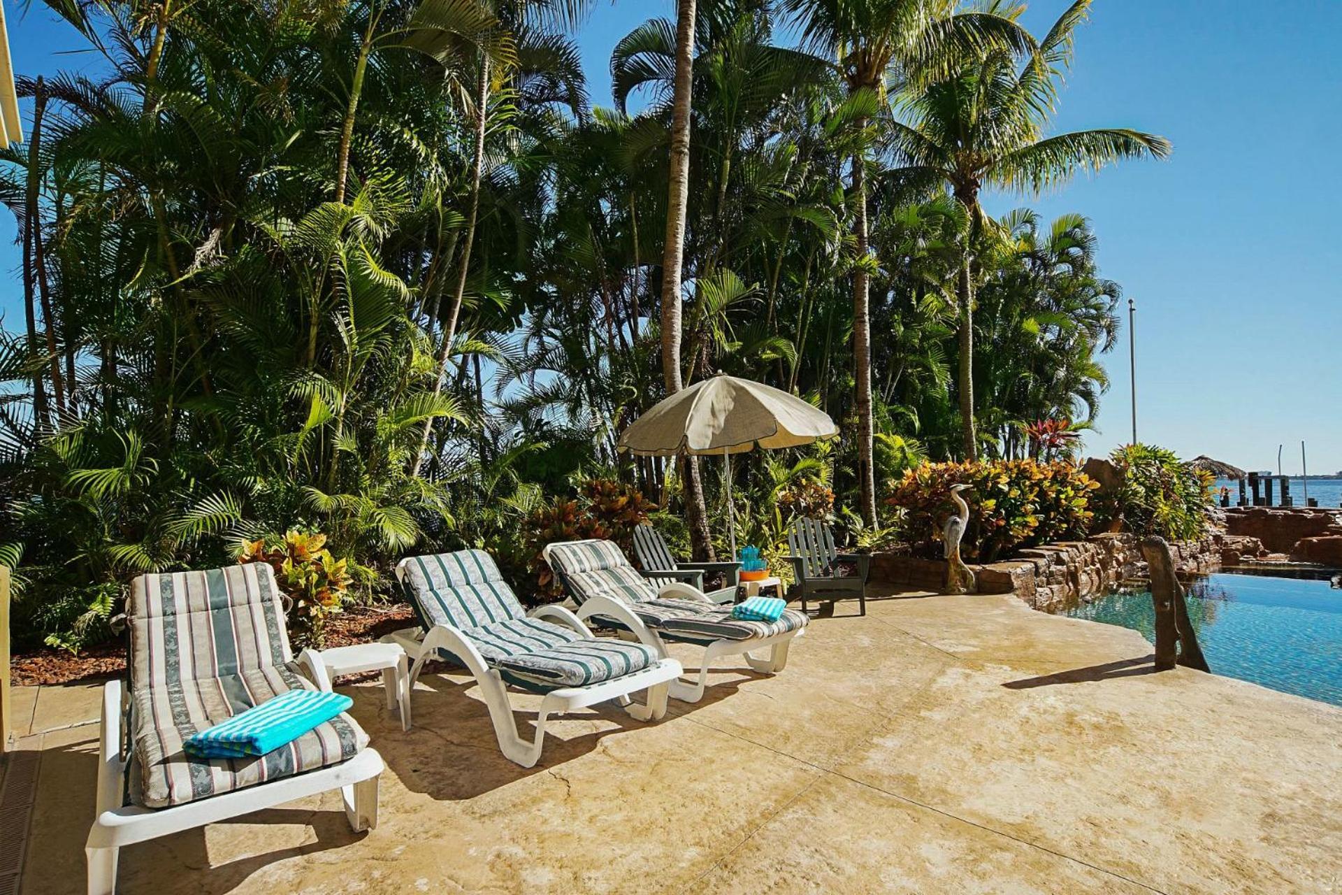 Luxury Riverfront 3-story With Bar, Gym, And Heated Pool - The Winslet Estate Villa