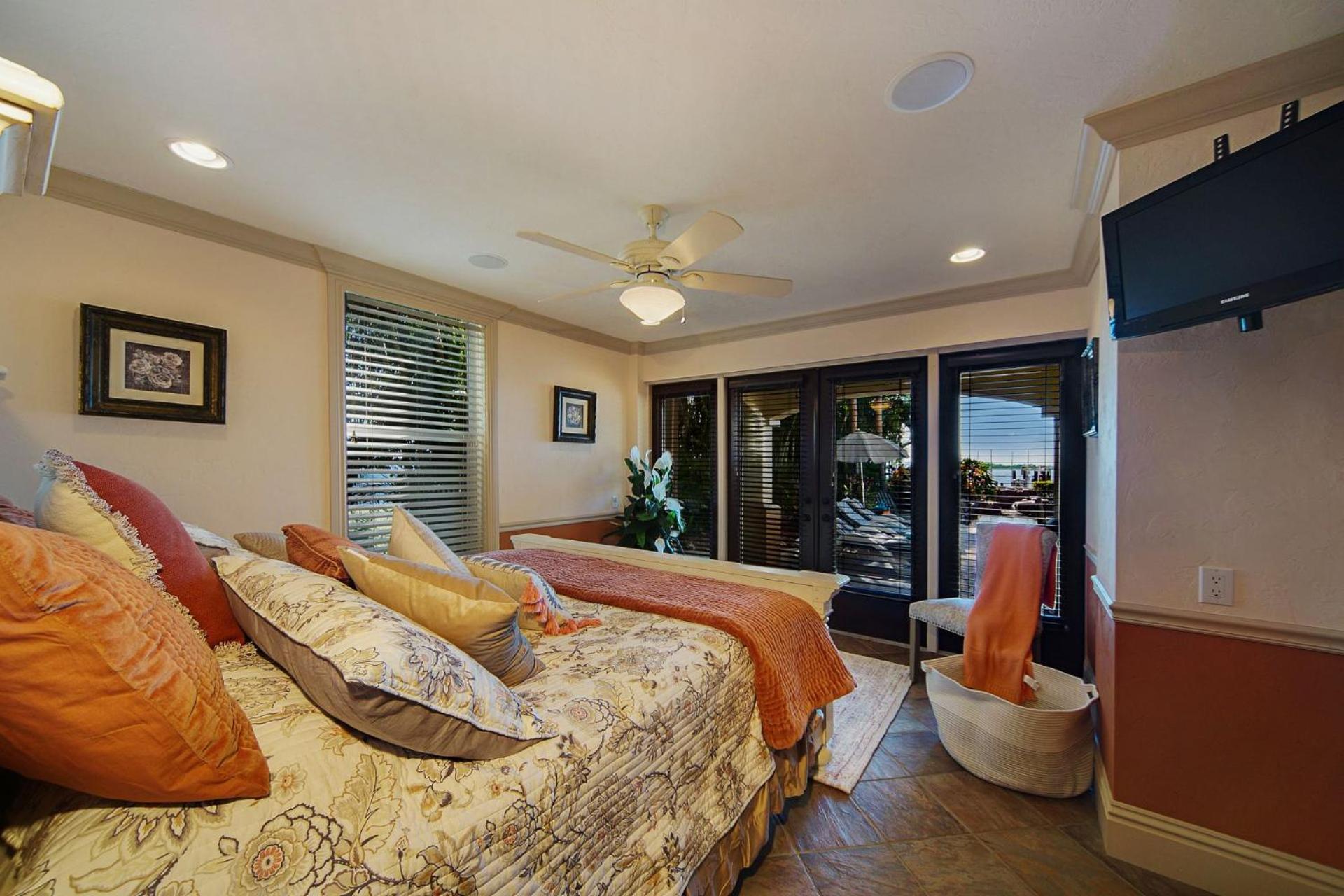 Villa Luxury Riverfront 3-story With Bar, Gym, And Heated Pool - The Winslet Estate