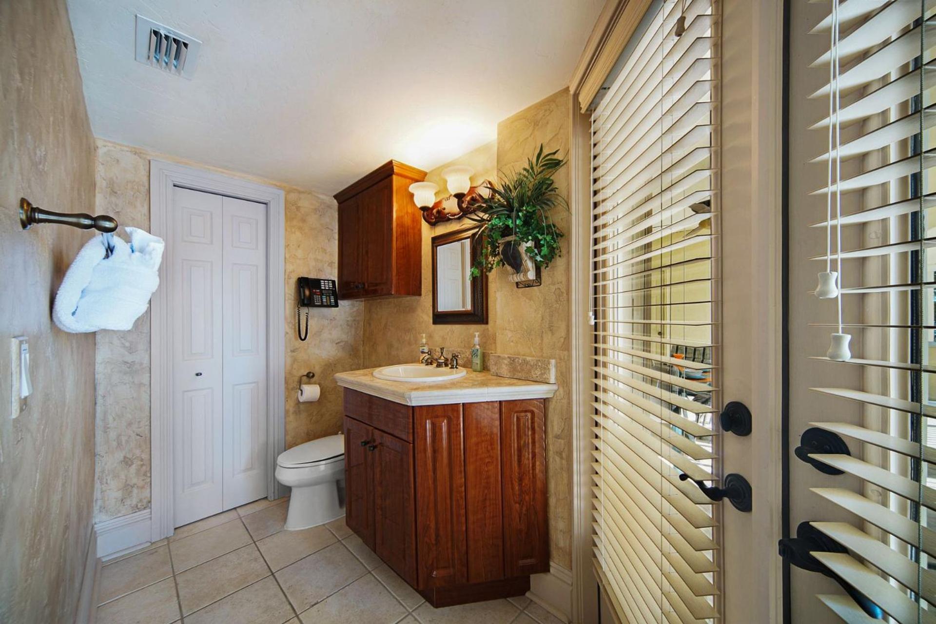 Luxury Riverfront 3-story With Bar, Gym, And Heated Pool - The Winslet Estate Villa Cape Coral