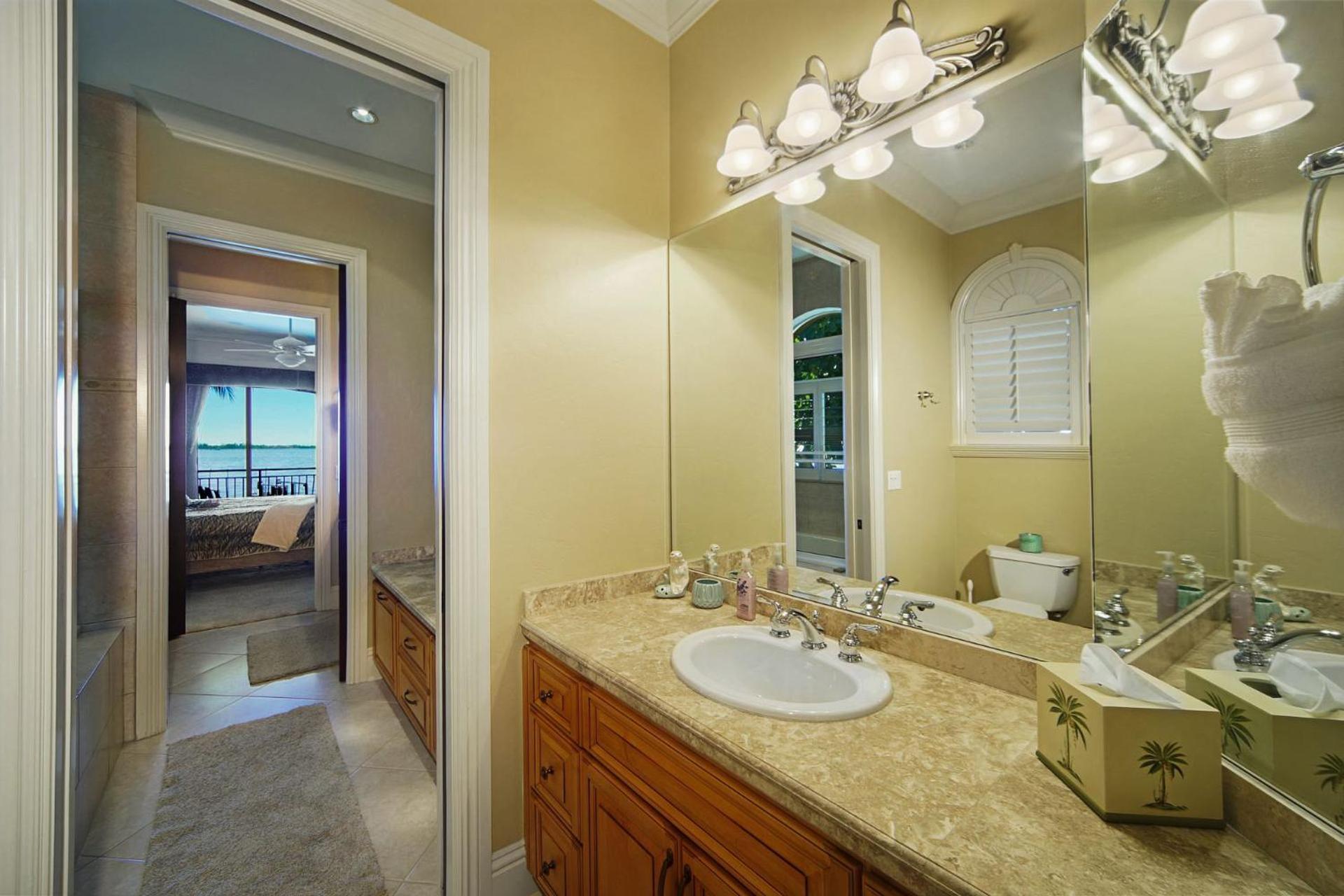 Villa Luxury Riverfront 3-story With Bar, Gym, And Heated Pool - The Winslet Estate Cape Coral