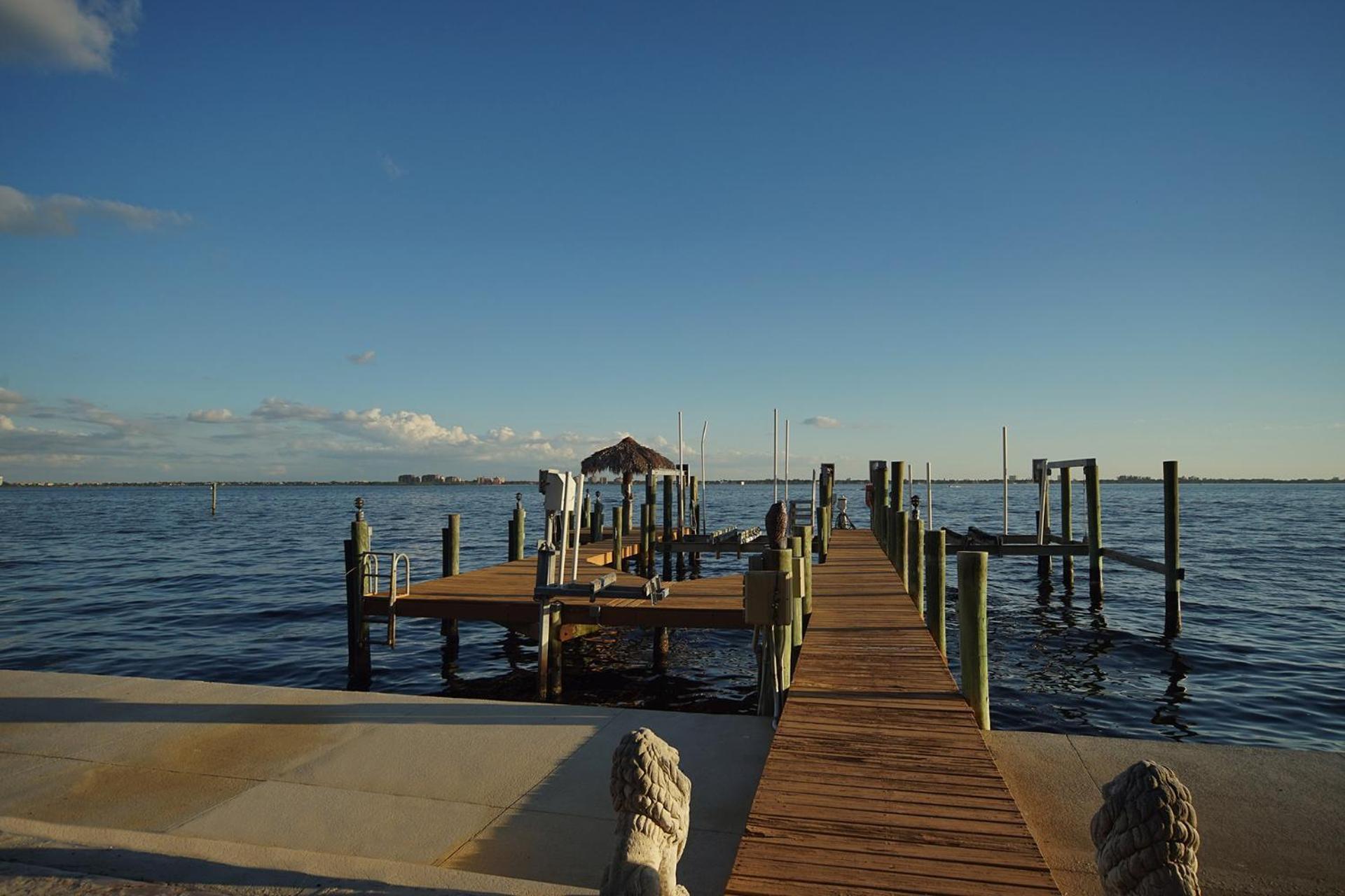 Luxury Riverfront 3-story With Bar, Gym, And Heated Pool - The Winslet Estate Villa Cape Coral