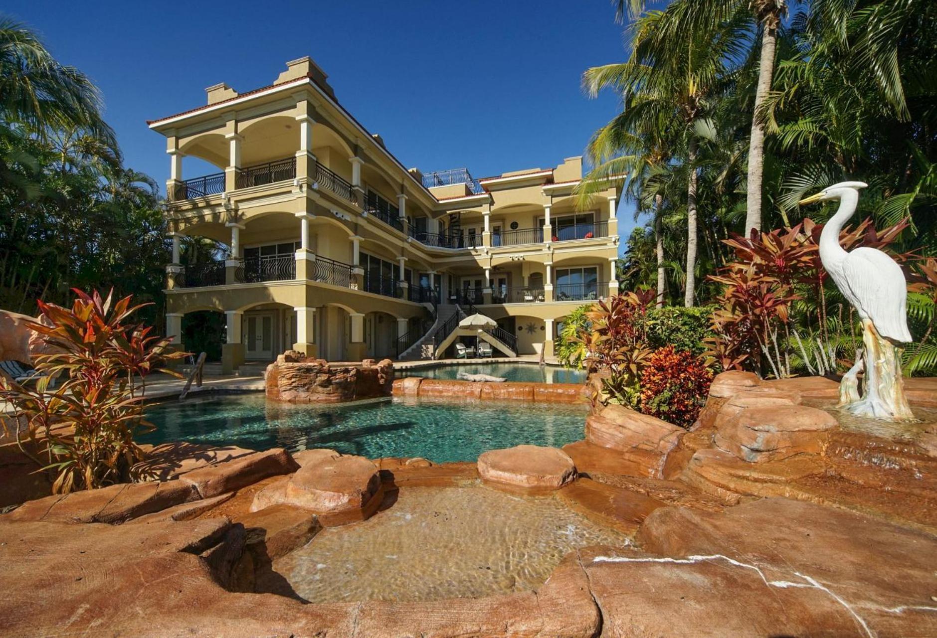 Luxury Riverfront 3-story With Bar, Gym, And Heated Pool - The Winslet Estate *