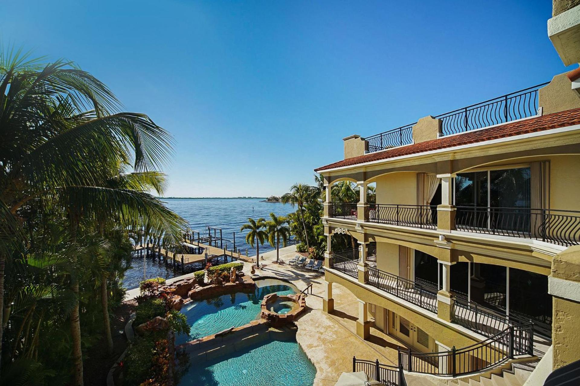 Luxury Riverfront 3-story With Bar, Gym, And Heated Pool - The Winslet Estate