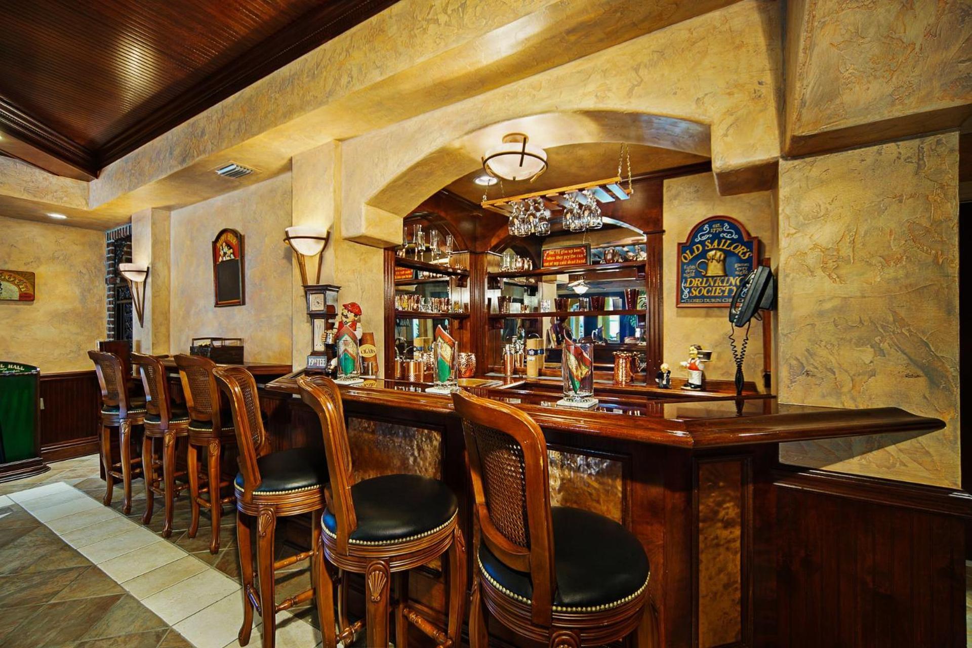 Luxury Riverfront 3-story With Bar, Gym, And Heated Pool - The Winslet Estate Villa