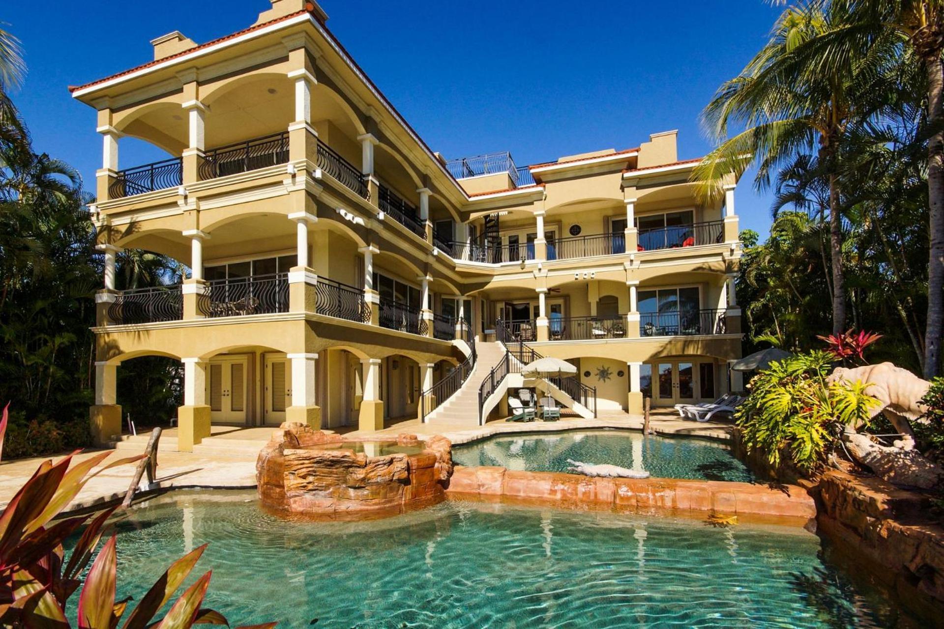 Villa Luxury Riverfront 3-story With Bar, Gym, And Heated Pool - The Winslet Estate