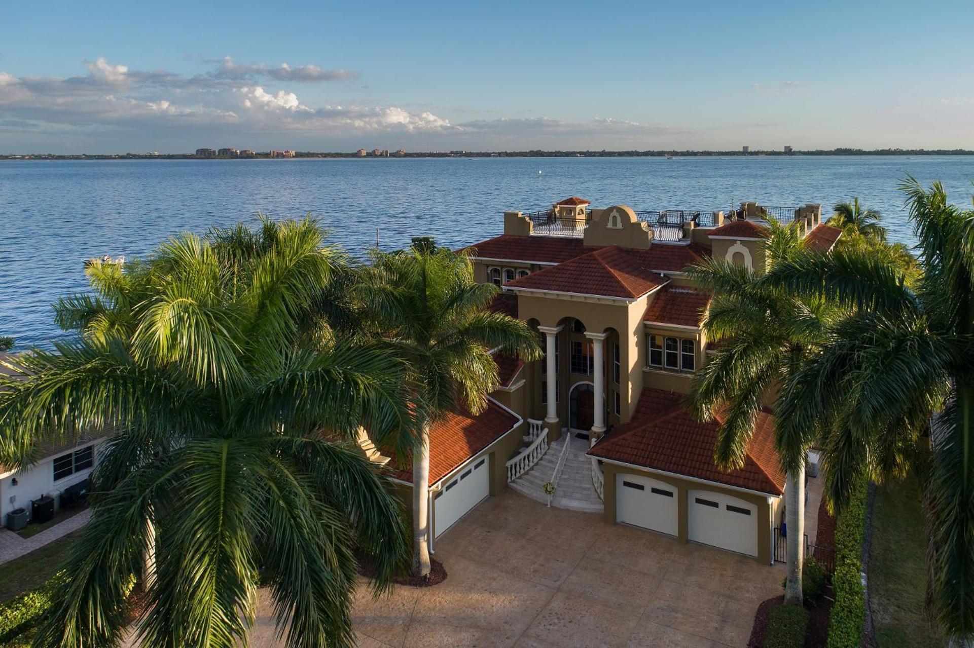 Villa Luxury Riverfront 3-story With Bar, Gym, And Heated Pool - The Winslet Estate *