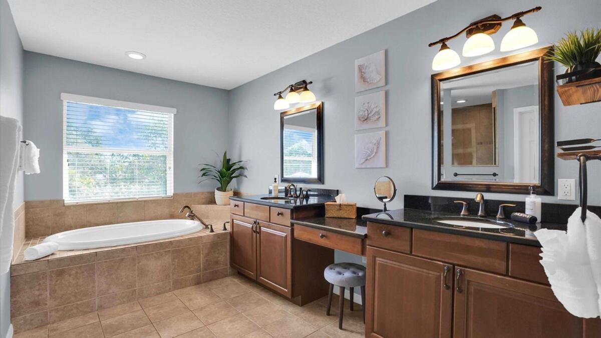 Holiday home Modern - 3k Sqft - 5br & 11 Beds - Brand New Hot Tub - 6 Miles To Ami Beaches