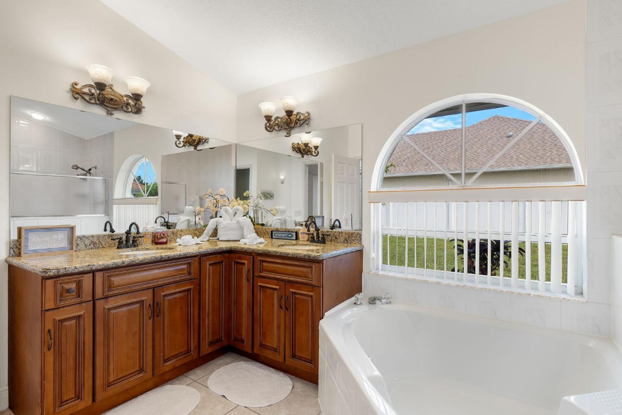 New Listing! Electric-heated Pool On Canal - Dolly Cape Coral
