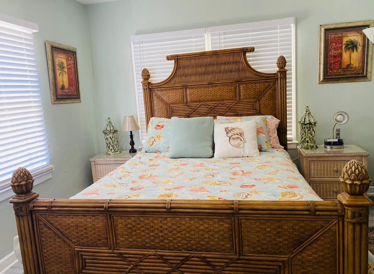 Palm Retreat: Beachside Comfort With Outdoor Oasis * Lake Worth Beach