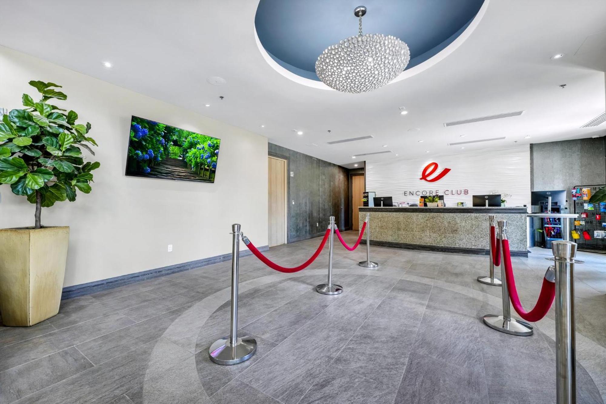 Modern Retreat: Water Park Access & Amenities
