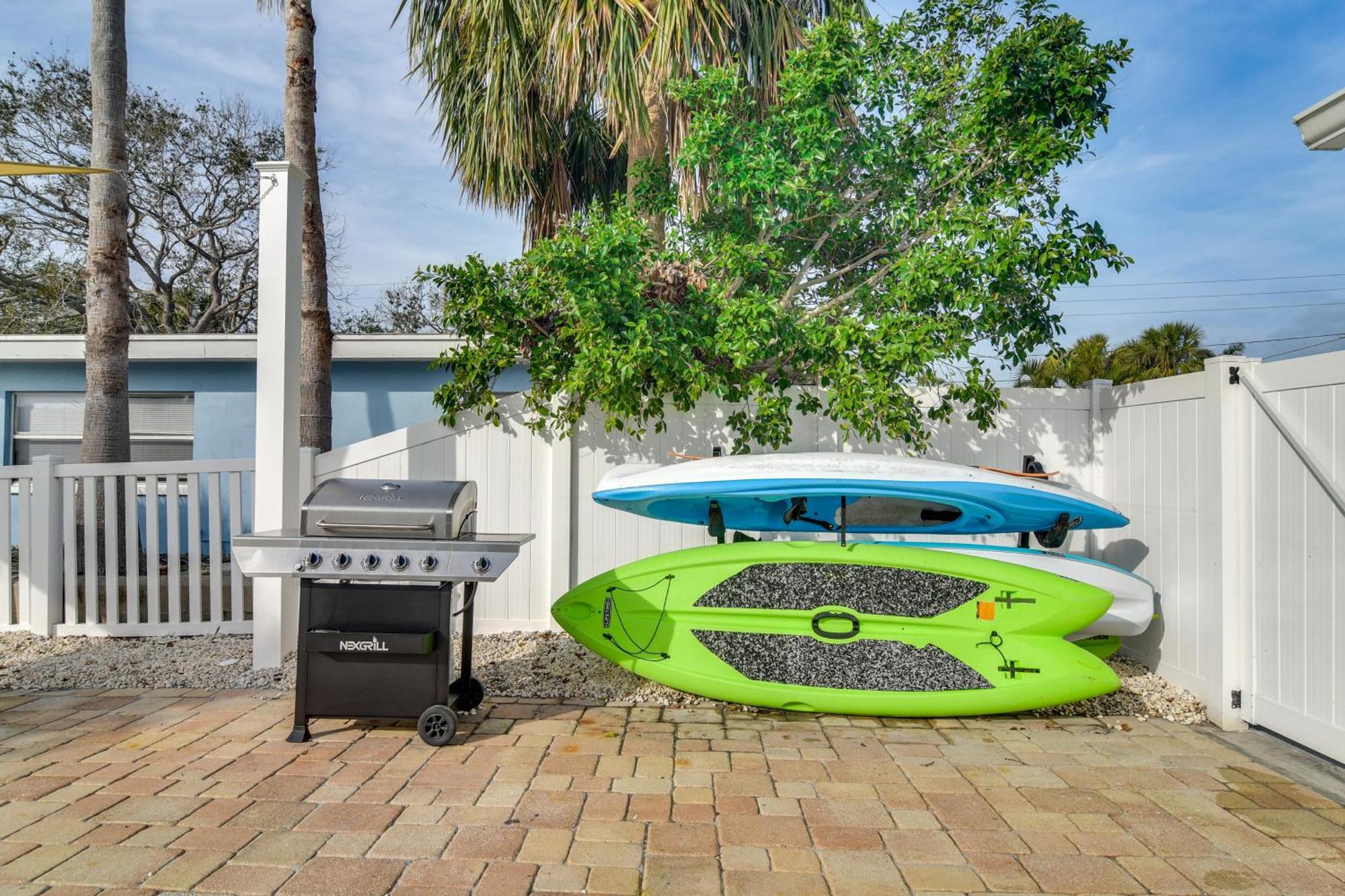 Canal-front With Private Pool And Dock! Holiday home