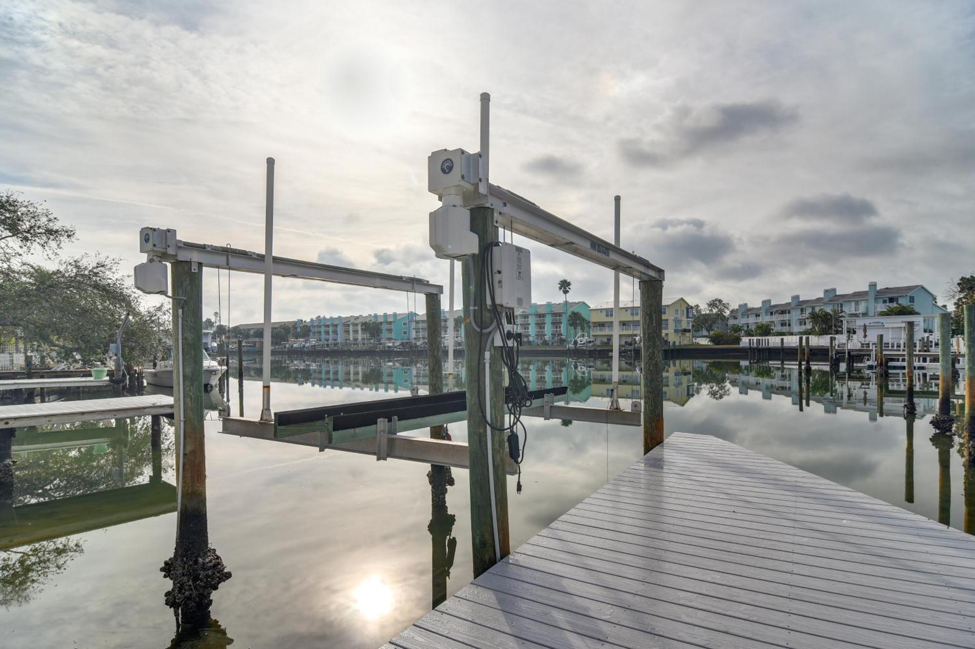 Canal-front With Private Pool And Dock! Holiday home